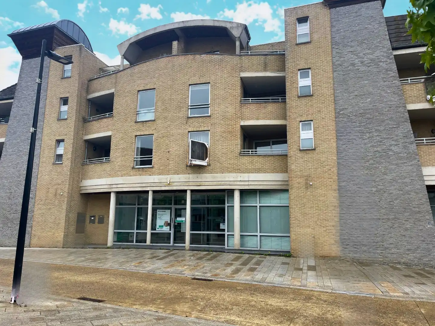 Handelsgelijkvloers 433m² met 3 parkings en kelder op commerciële topligging foto 12