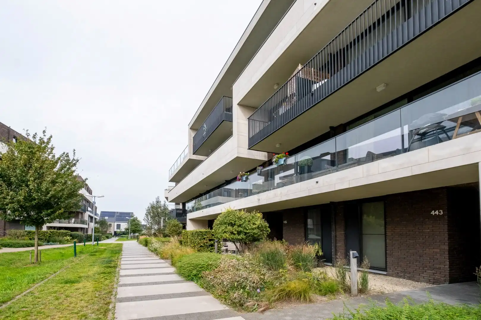 Lichtrijk gelijkvloers appartement met 2 slaapkamers en een gezellig tuintje foto 13