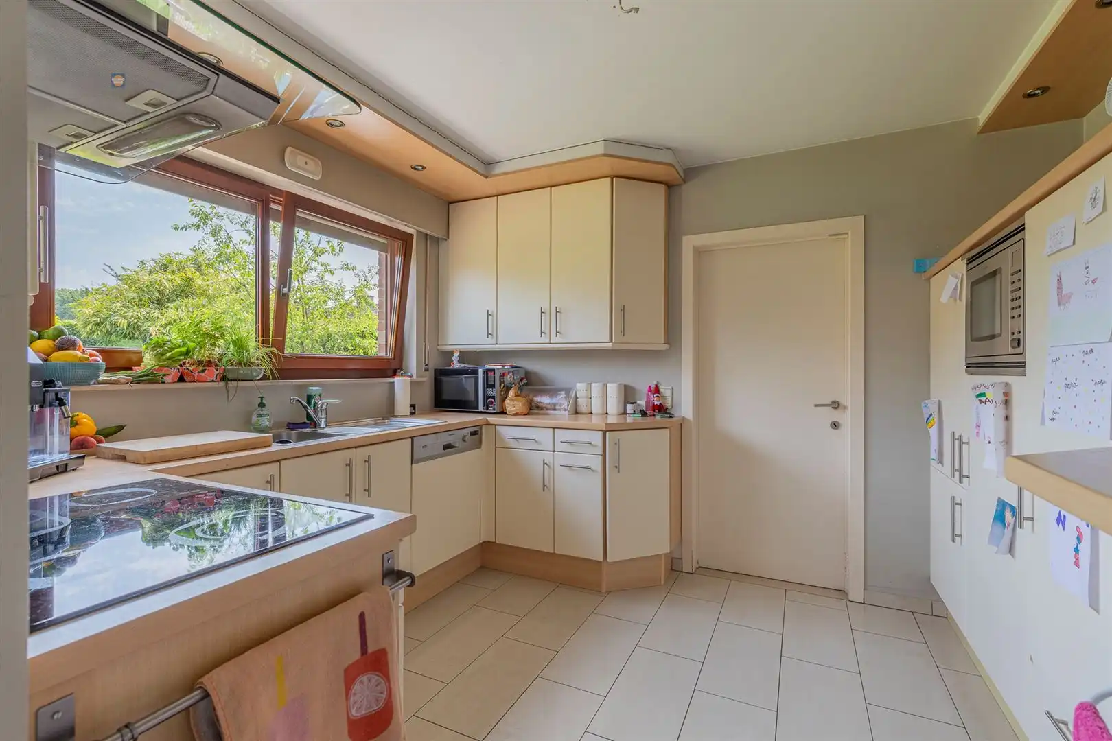 Open bebouwing met 3 slpk en grote tuin in rustige wijk foto 6