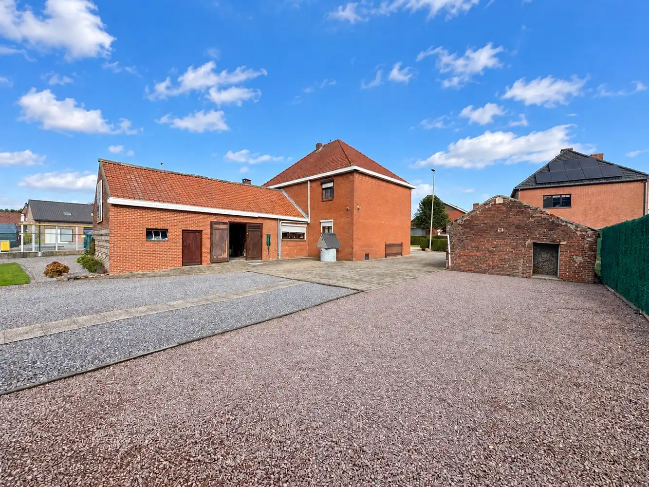 Verrassend ruime woning met vier slaapkamers, extra kamers, garage en eindeloos veel mogelijkheden foto 18