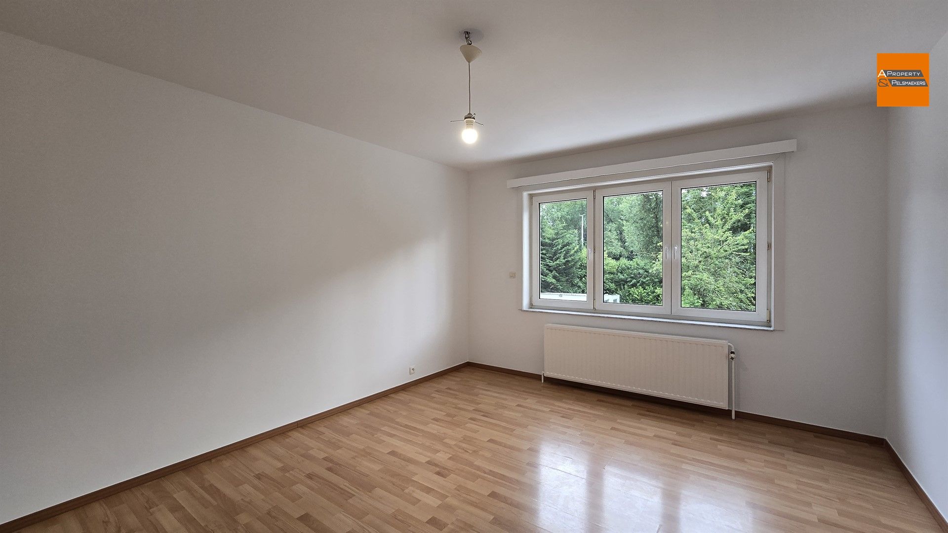 Volledig gerenoveerde woning met 4 slaapkamers en zonnige tuin in rustige wijk foto 16