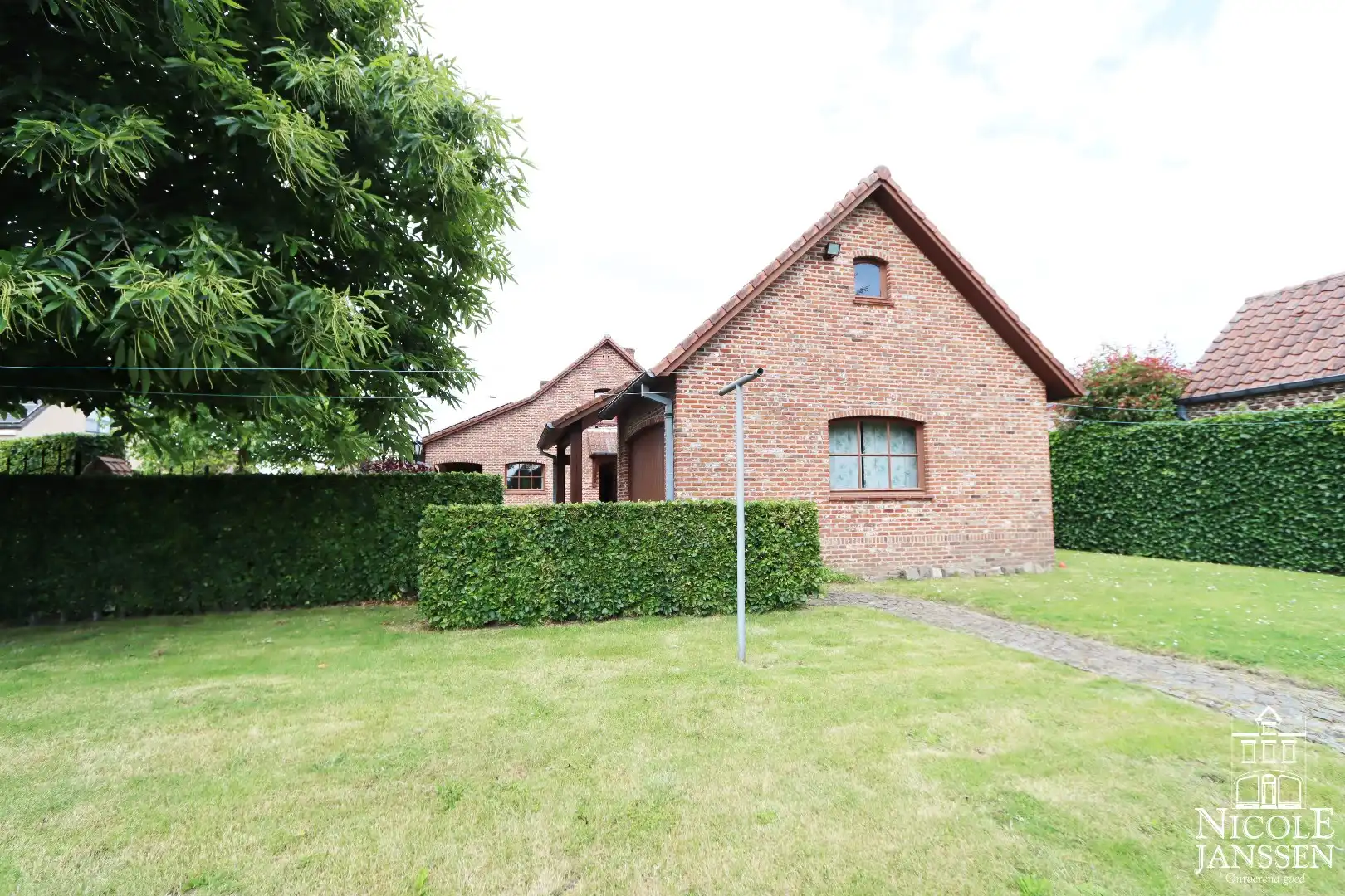 Instapklare en ruime gezinswoning met garage en diepe tuin in het gezellige Beek foto 25