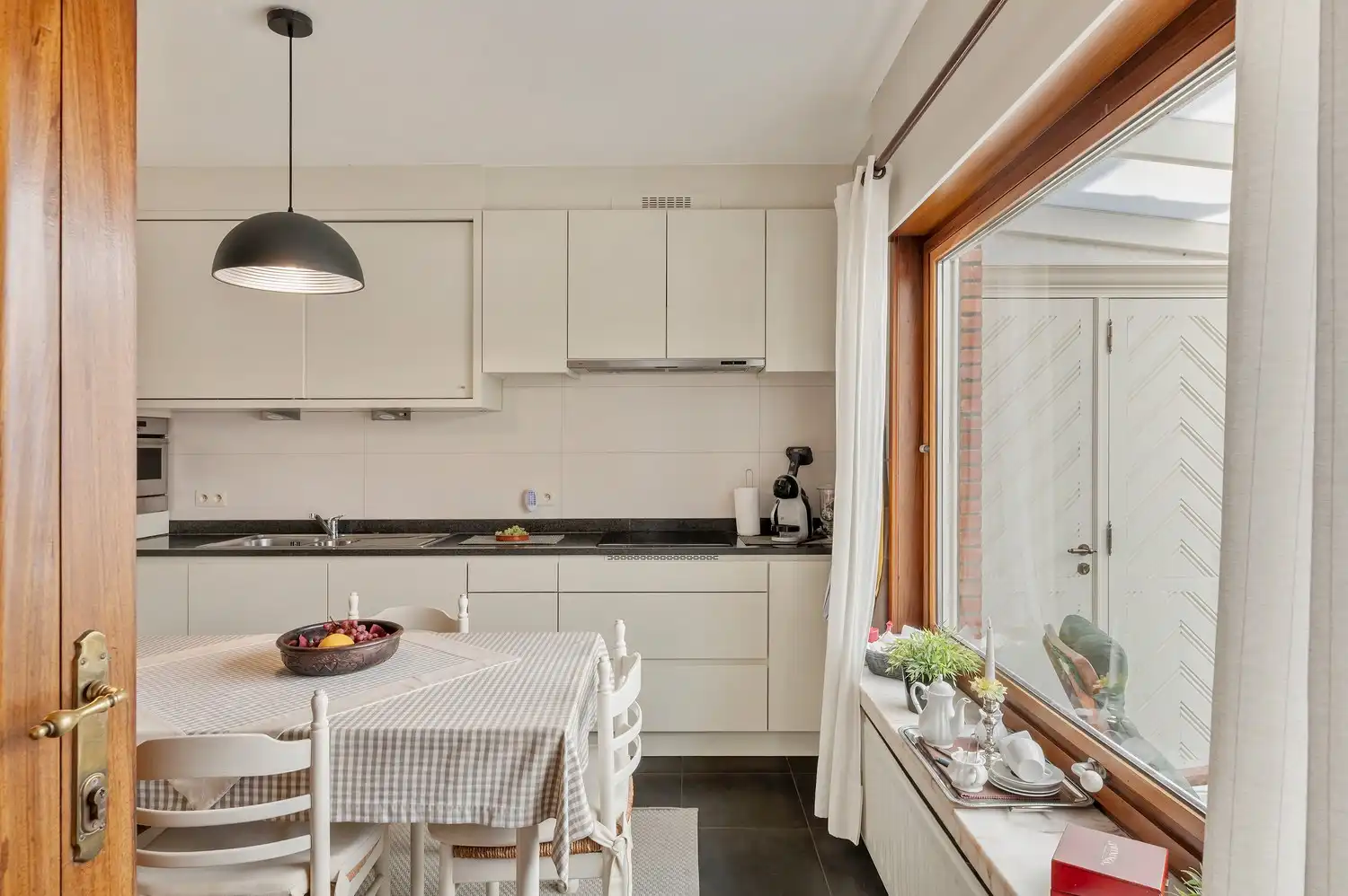 Charmante halfopen bebouwing met 3 slaapkamers, ruime tuin en overdekt zwembad op een perceel van 600 m² foto 12