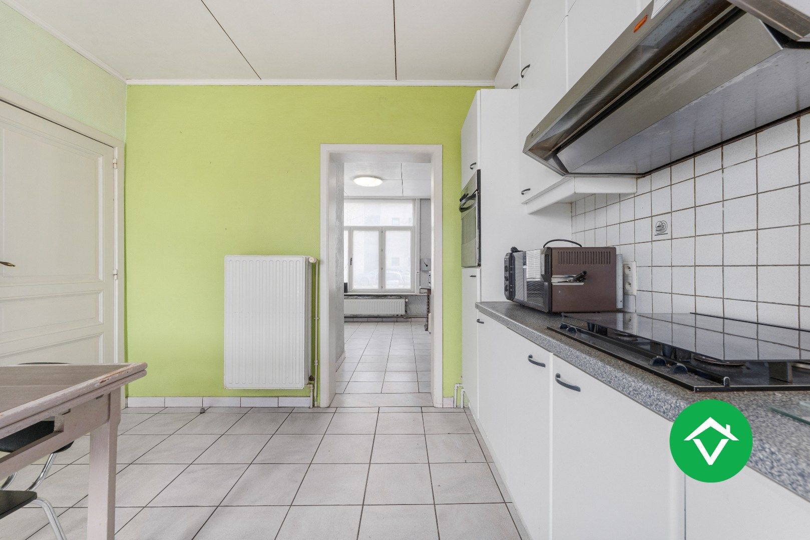 Ruim herenhuis met 4 slaapkamers en aparte garagebox in centrum Gistel foto 11