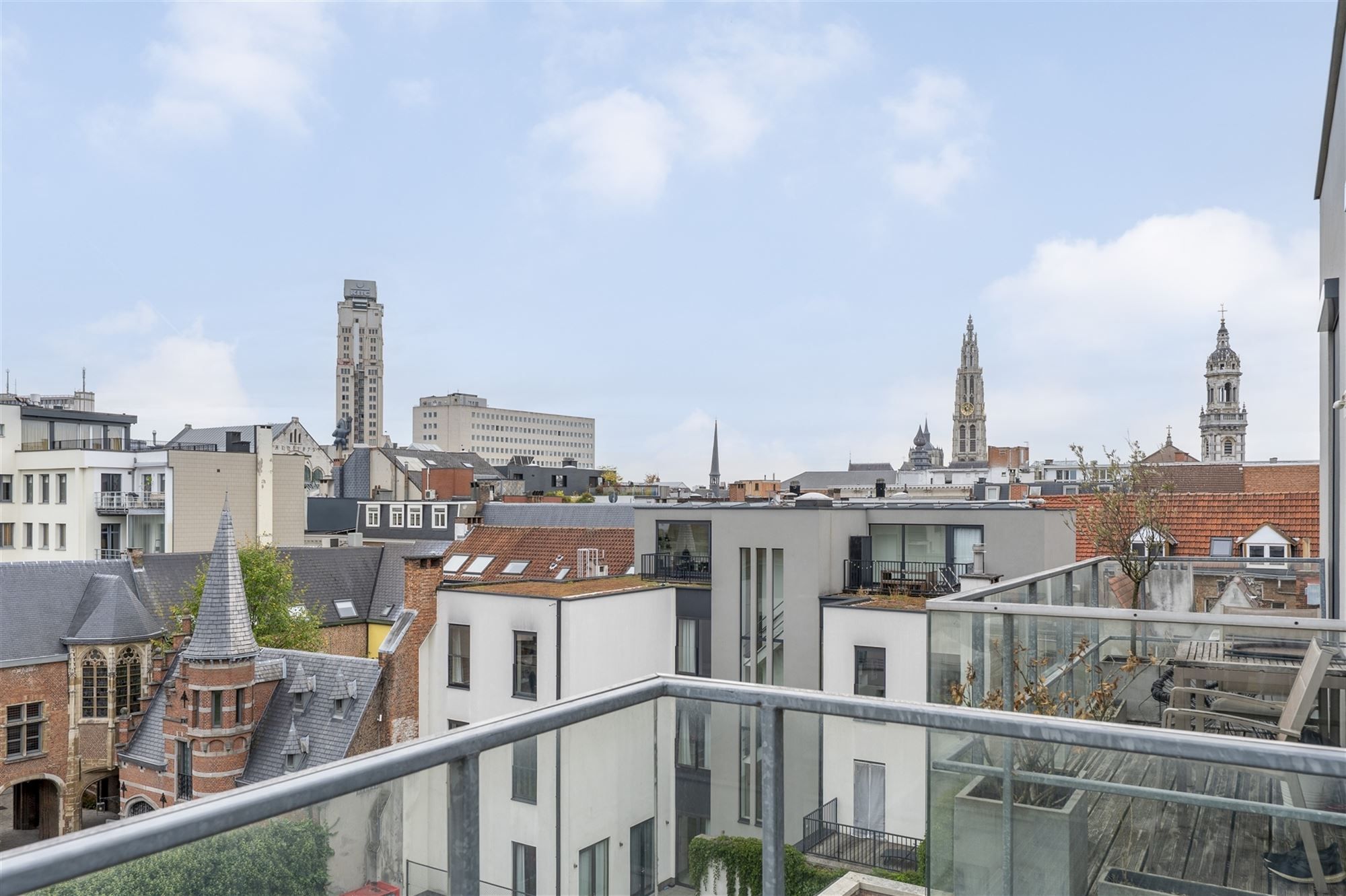 Karaktervol 2 slk appartement met terras foto 10