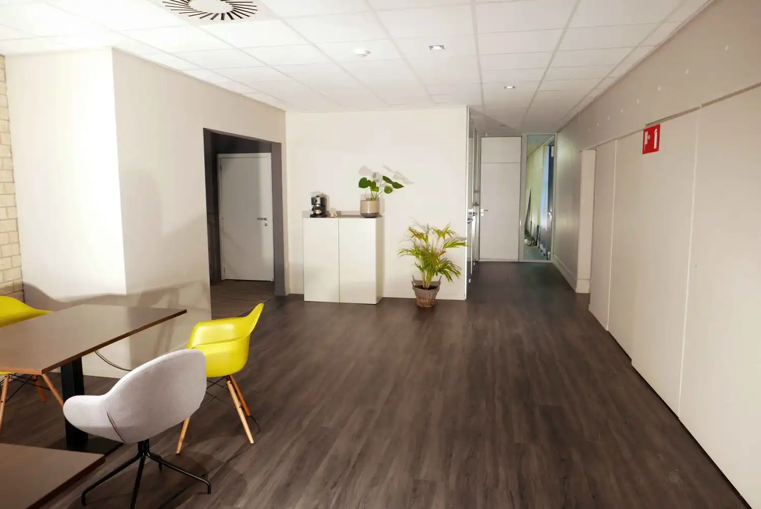 215m² kantoorruimte foto 3