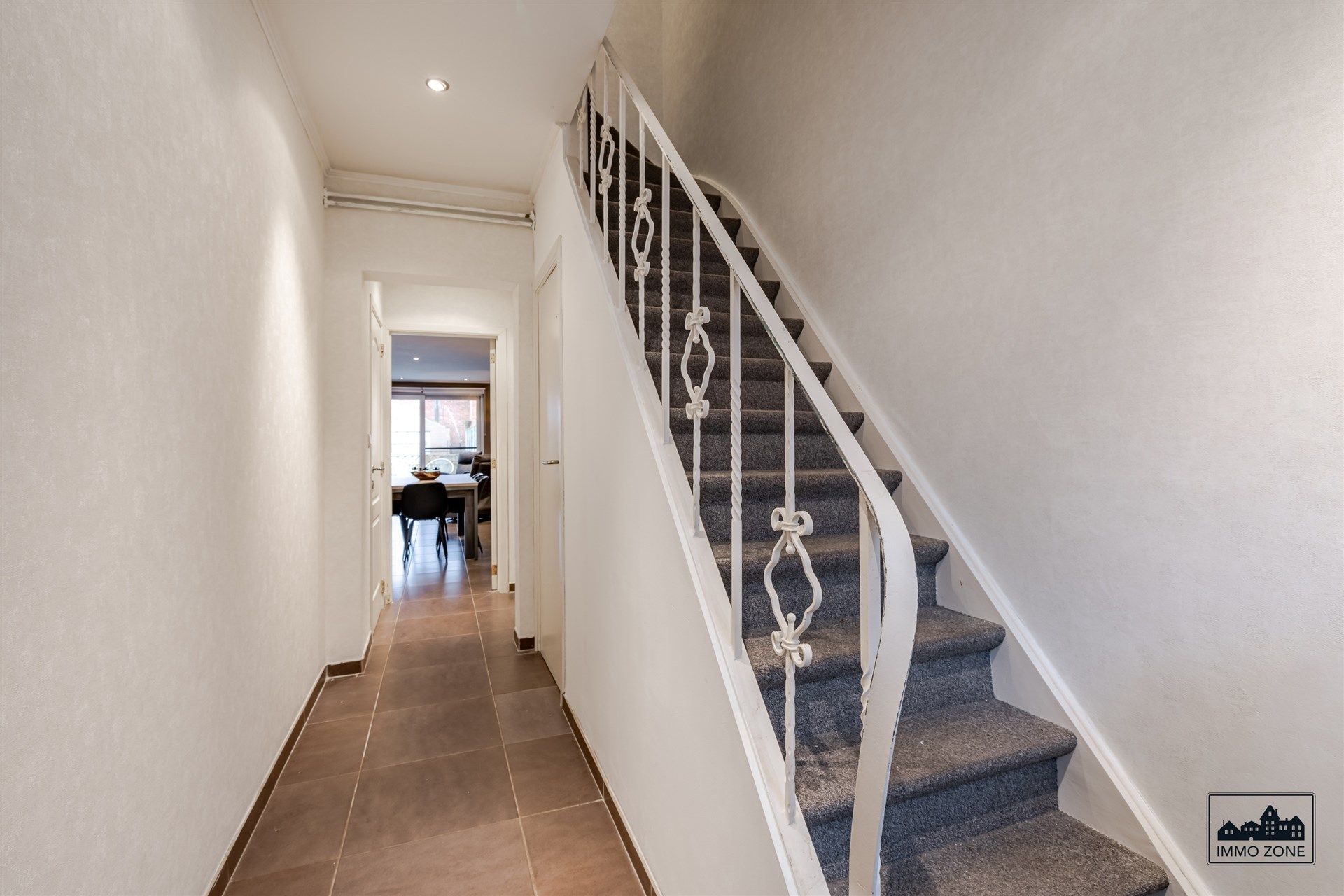 Ruime 4-Slaapkamer Woning in Ruisbroek foto 2