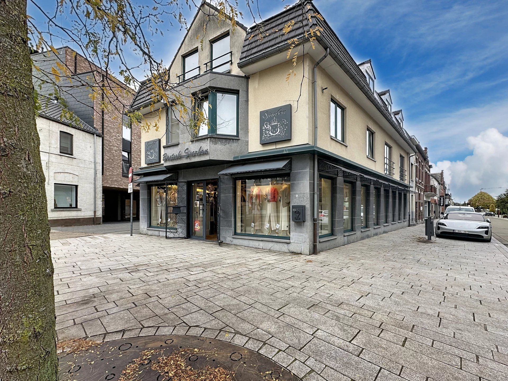 Ruim handelspand met kantoor en keuken op toplocatie. foto {{pictureIndex}}