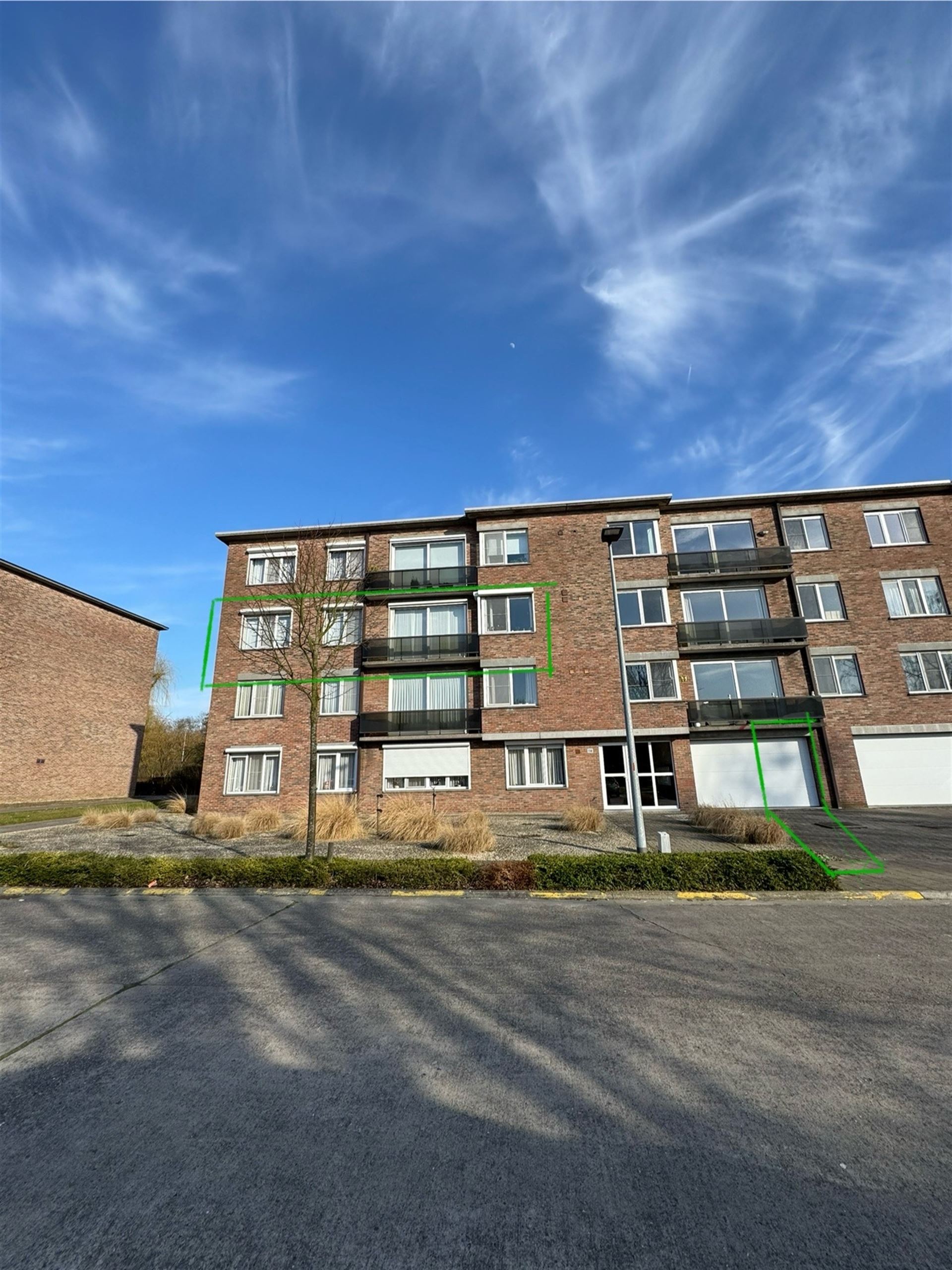Zeer rustig gelegen hoekappartement met 2 slpks! foto 2