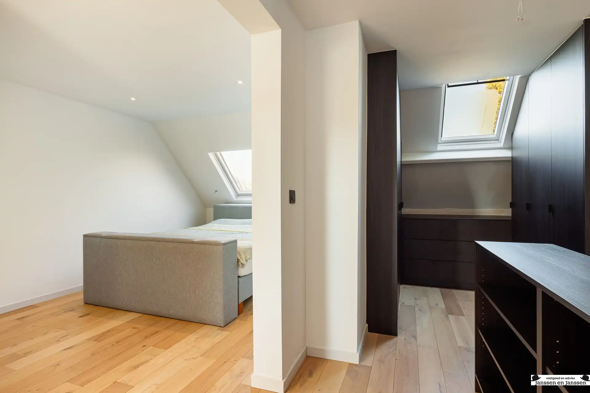 Prachtig gerenoveerde woning met 4 slaapkamers, garage en zonnige tuin foto 20