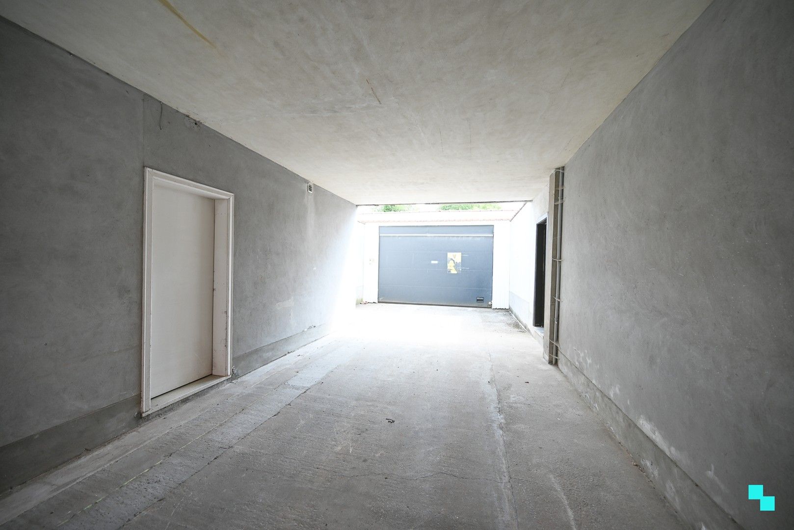 Toonzaal of bureelruimte met riante opslagruimte in hartje Kuurne op discrete ligging foto 3
