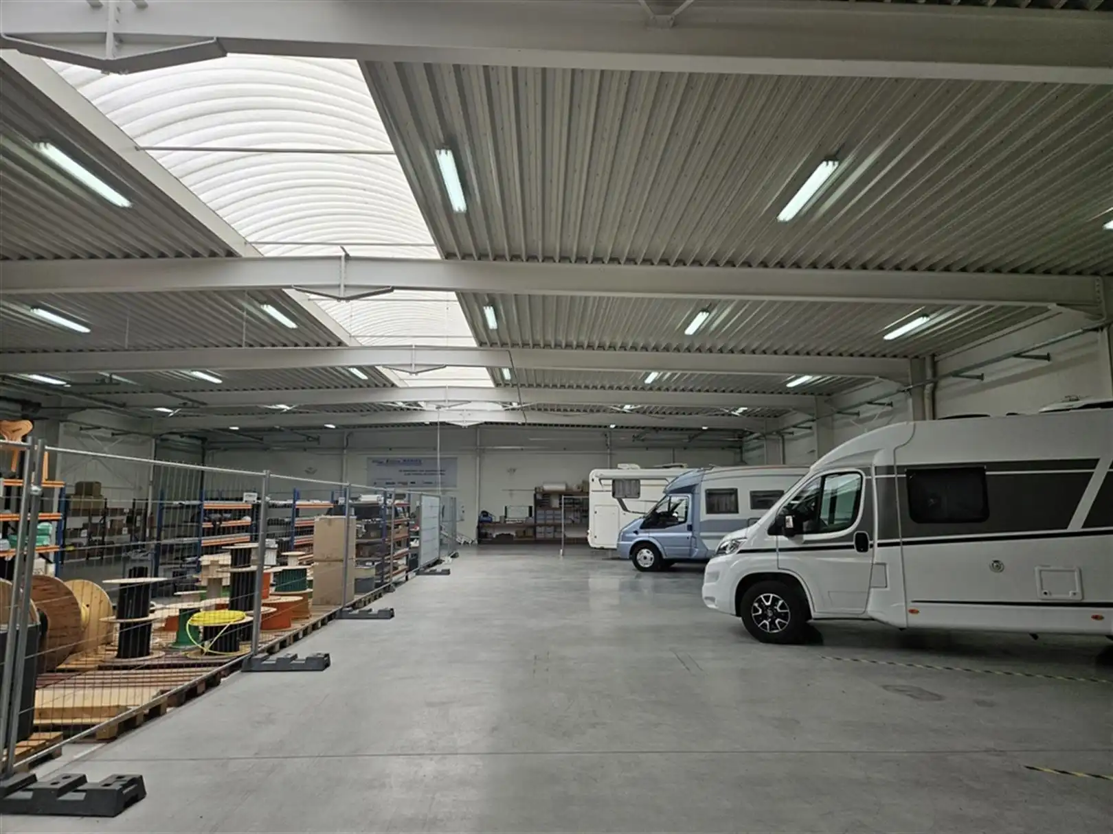 Bedrijfsgebouw met ruime parking te Waregem foto 11