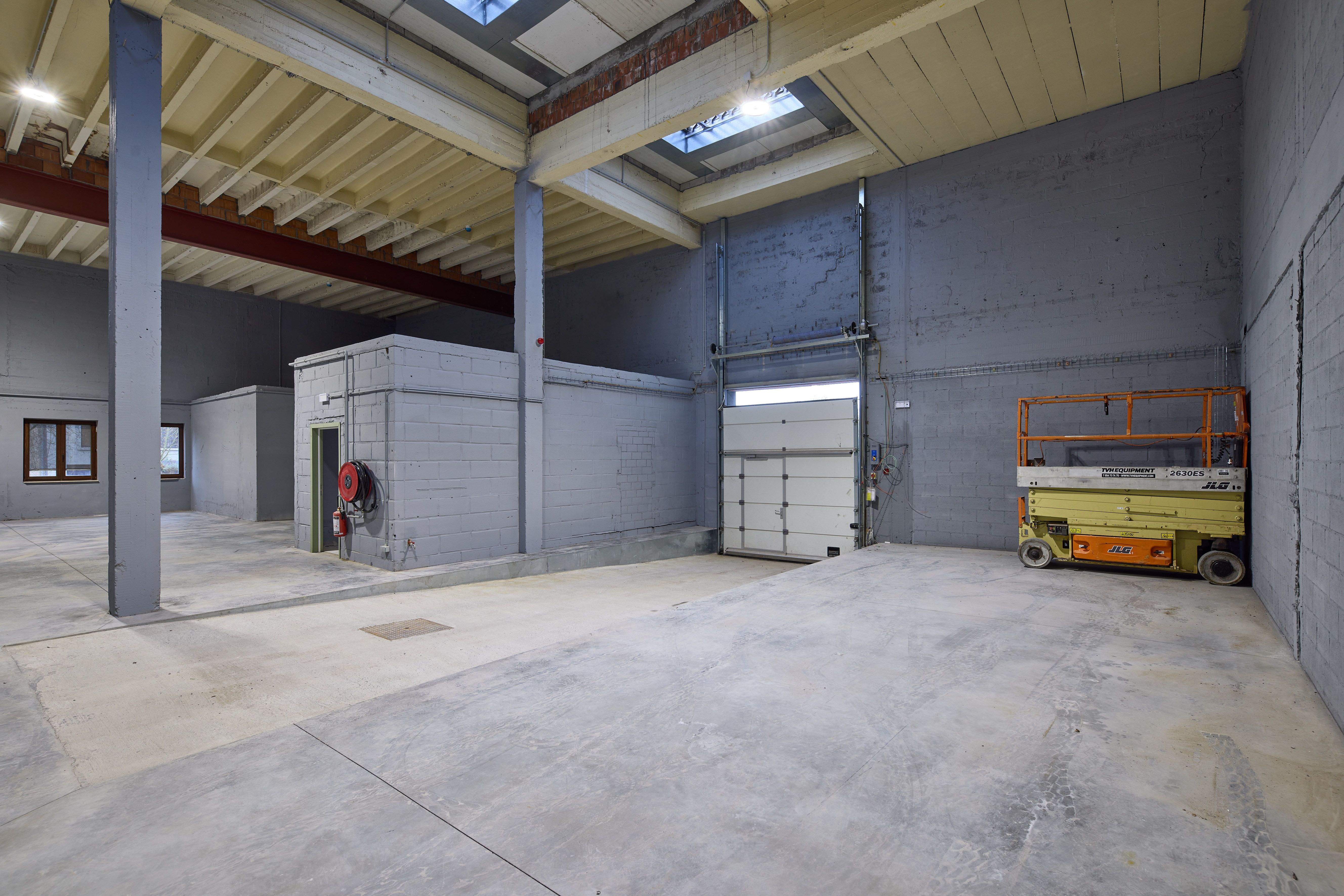 GERENOVEERDE MAGAZIJNUNIT 1200 M2 foto 19