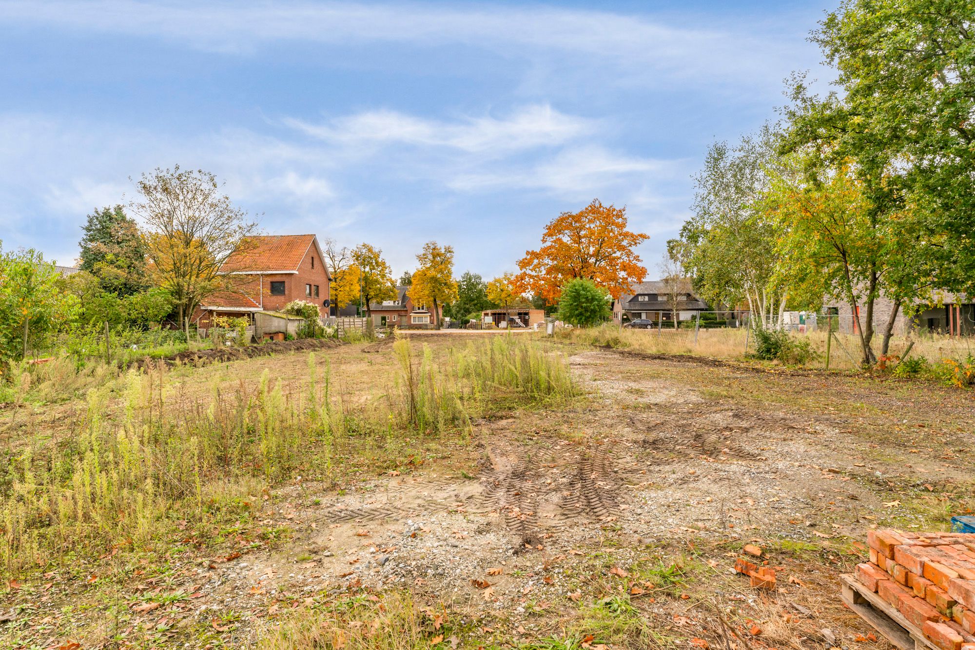 KNAPPE BOUWKAVEL (+-17A) OP GROENE, DOCH CENTRALE EN GUNSTIGE LOCATIE IN LOMMEL! Deze bouwkavel met maar liefst een oppervlakte van +-17a biedt de mogelijkheid voor het bouwen van een prachtige eengezinswoning op een heerlijke plek. Zo zijn basisschool, supermarkt, bakker, apotheek, horeca op fietsafstand bereikbaar. Centraal tussen Lommel en Leopoldsburg gelegen. foto 3