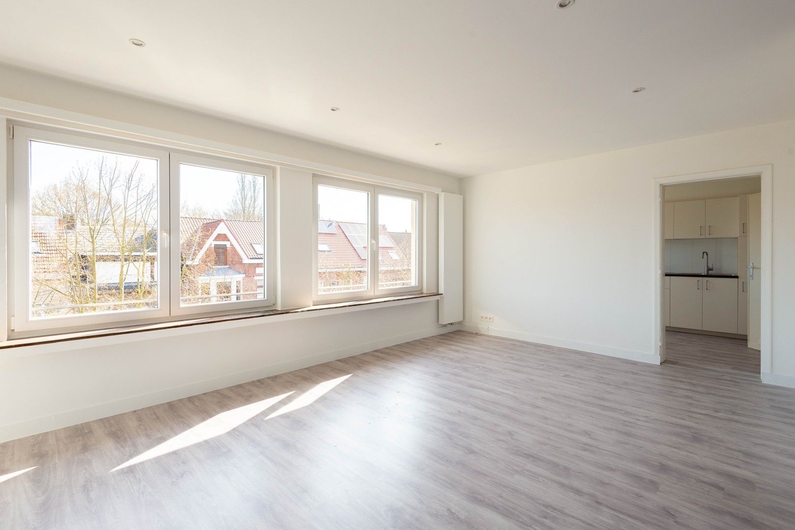 Instapklaar en ruim appartement in het hart van Ekeren! foto 2