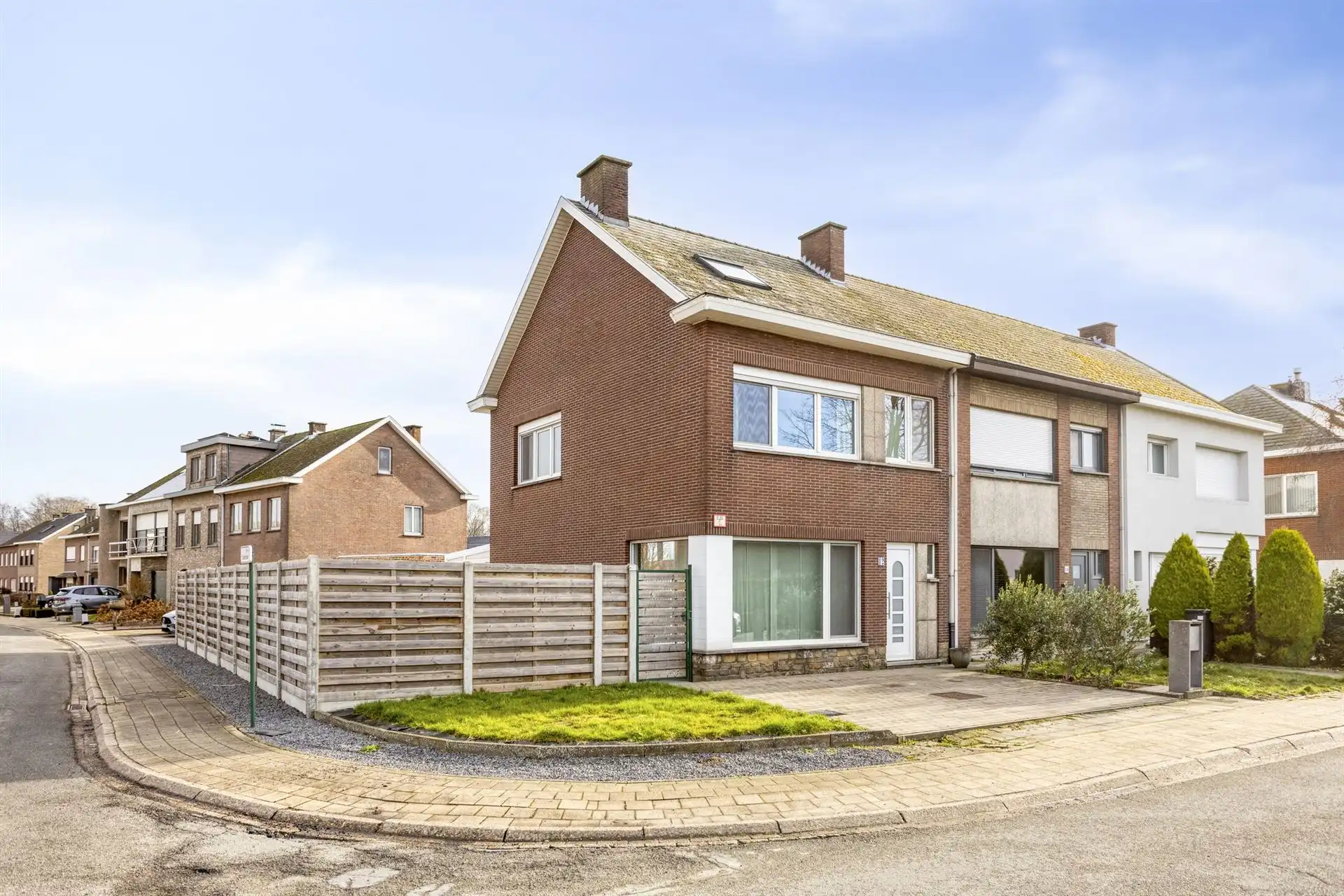 Halfopen bebouwing met 2 (mog. 3) slaapkamers en garage.  foto 2