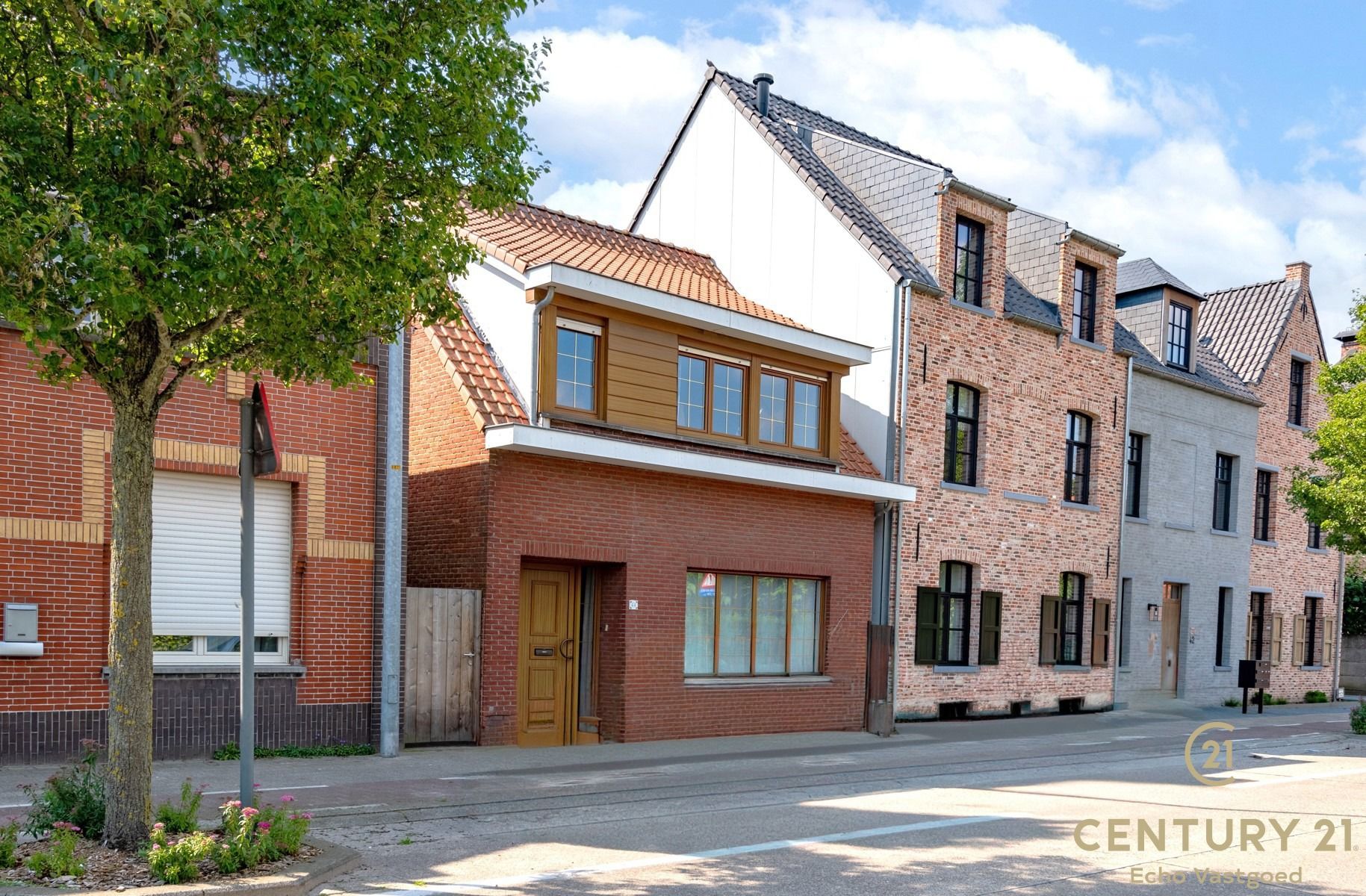 Charmante deels gerenoveerde woning met gezellige tuin foto 1