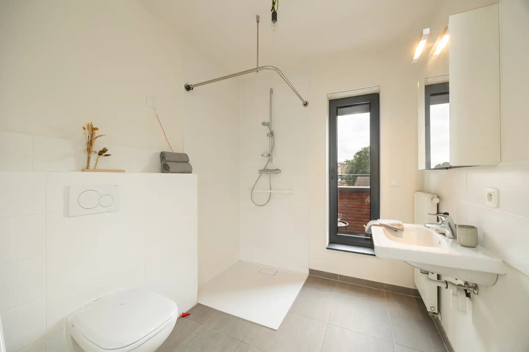 ASSISTENTIEWONING MET 1 SLK, VEEL PRIVACY EN TERRAS TE GENK foto 19