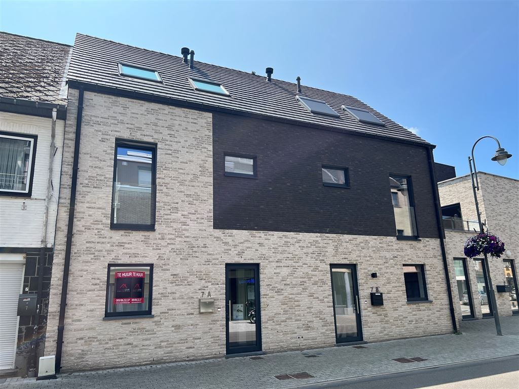 Instapklare woning in hedendaagse stijl in het centrum van Neeroeteren foto {{pictureIndex}}