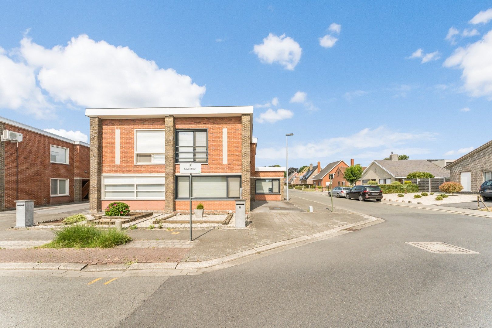 Instapklare HOB met 3 slaapkamers en garage te Oostrozebeke! foto {{pictureIndex}}