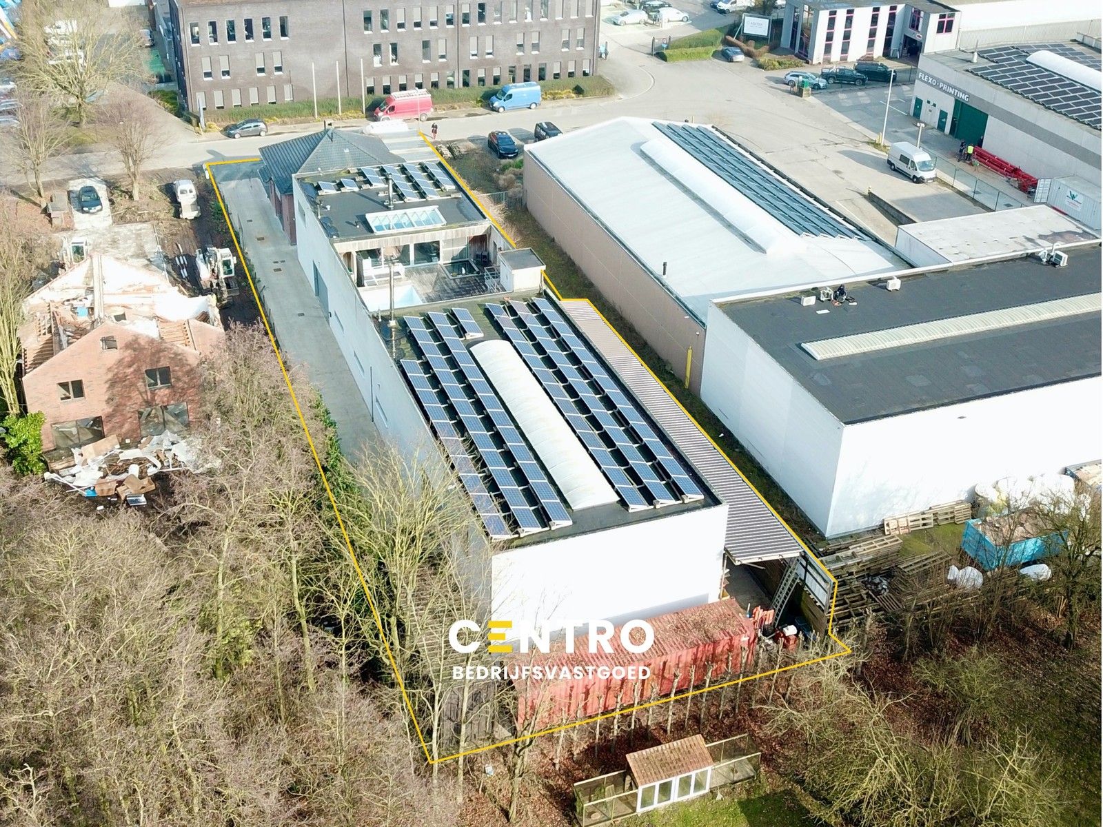 Prachtig BEDRIJFSPAND, bestaande uit MAGAZIJN (576m2 + tussenverdieping), BURELEN en instapklare, alleenstaande WONING. Op ambachtelijke zone te Aalter. foto {{pictureIndex}}