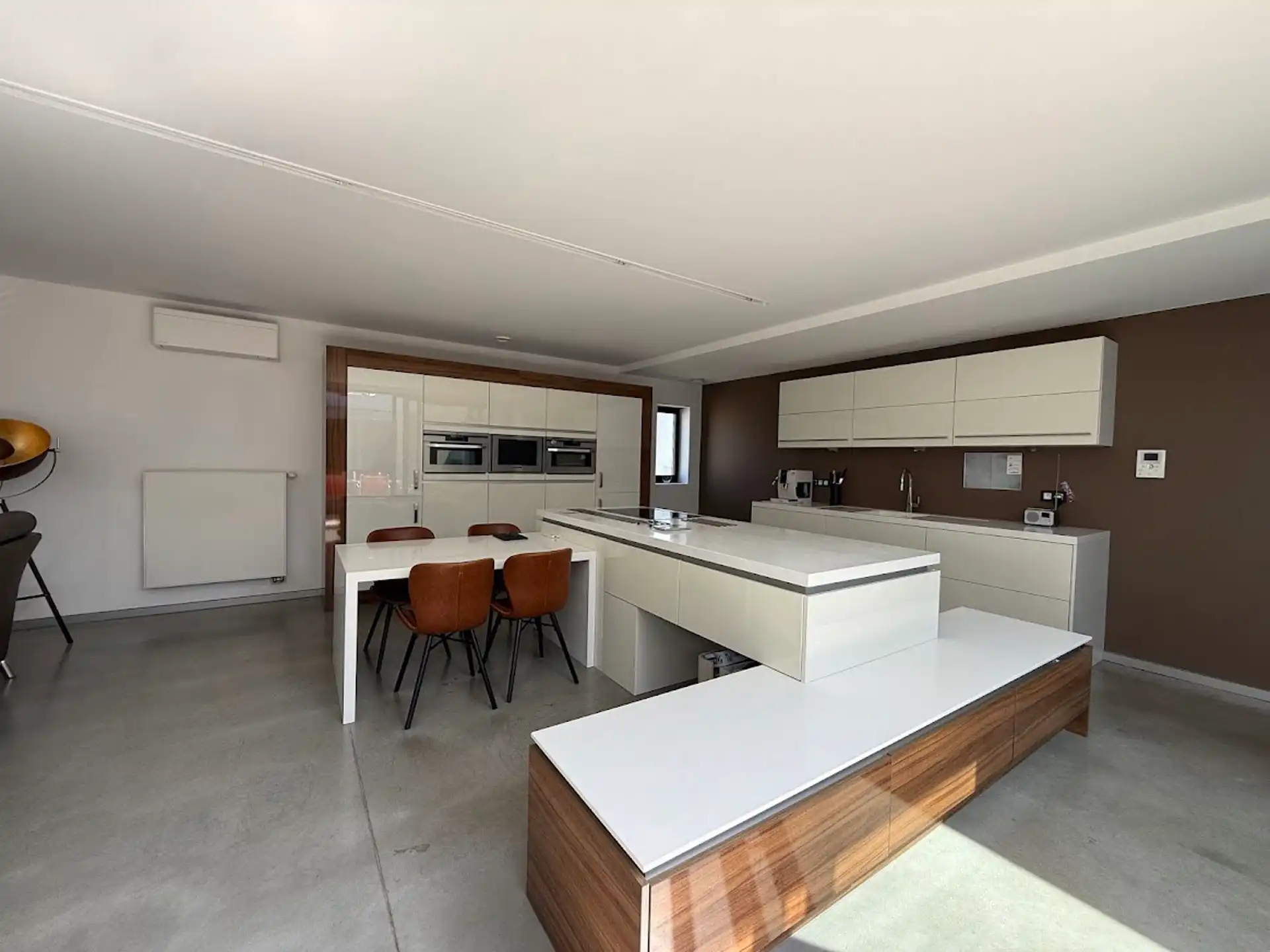 MULTIFUNCTIONEEL BEDRIJFSGEBOUW MET APPARTEMENT EN BUITENTERREIN foto 14