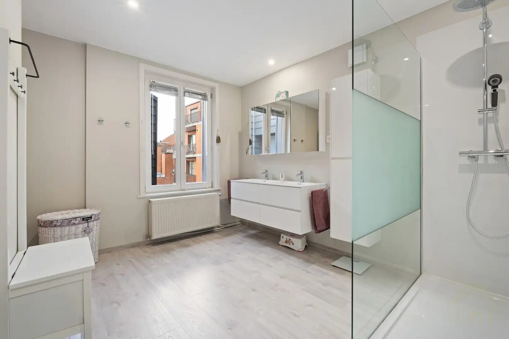 Instapklare woning met aparte werk- of praktijkruimte in het centrum van Lauwe foto 12