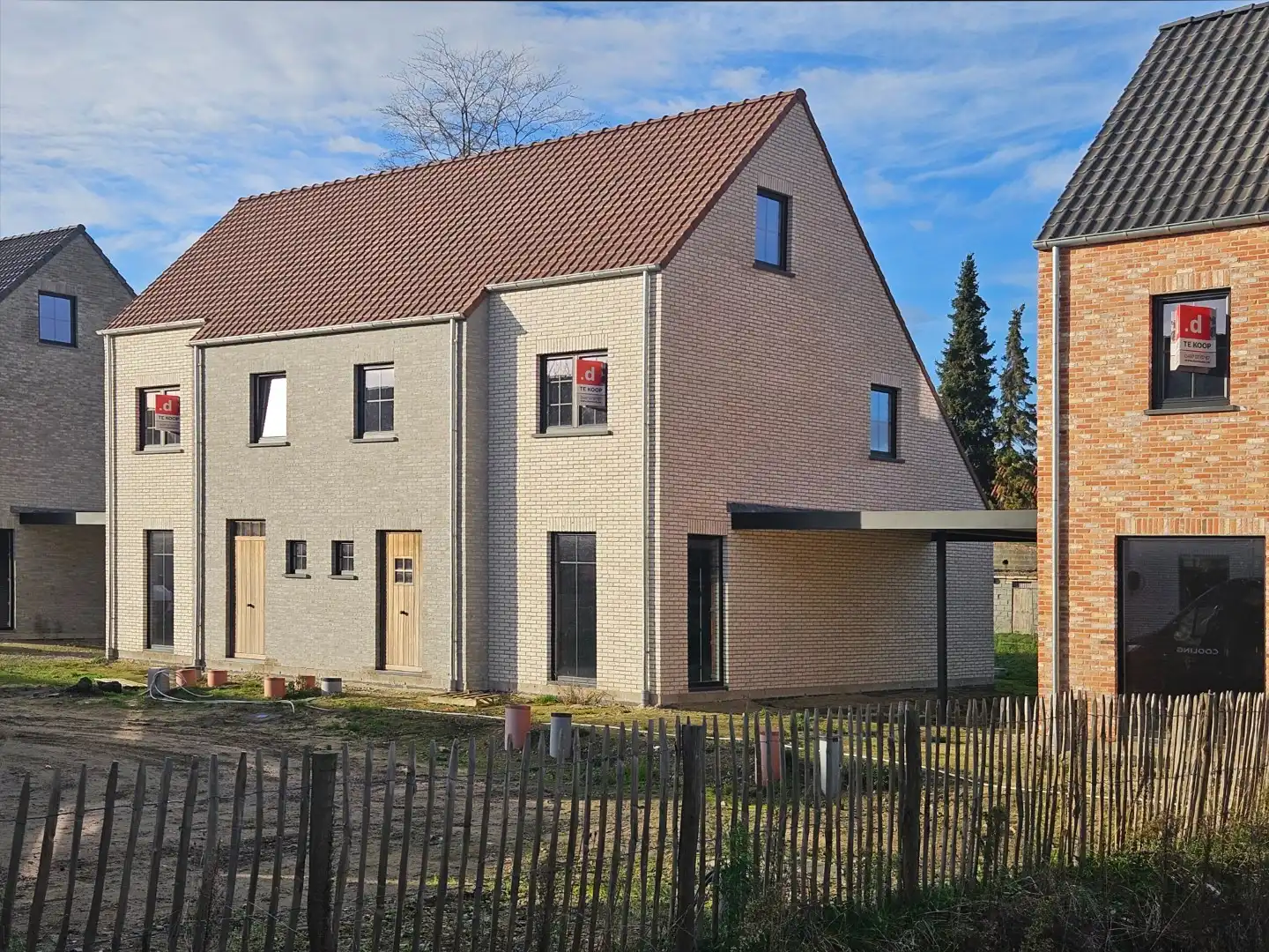 Energiezuinige halfopen bebouwing met 4 slpk’s foto {{pictureIndex}}