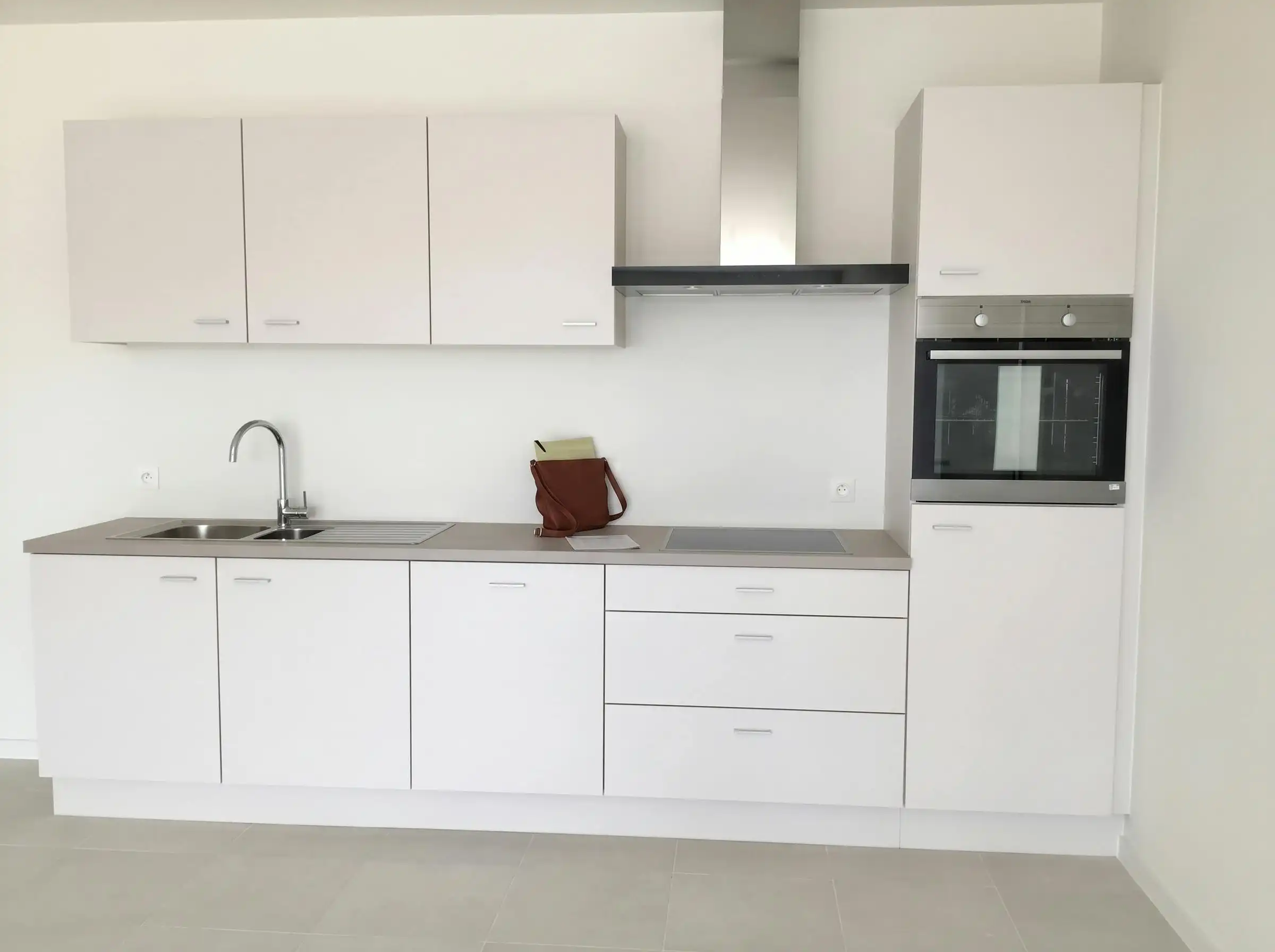 Lichtrijk appartement van 2022 met terras te Zellik. foto 3