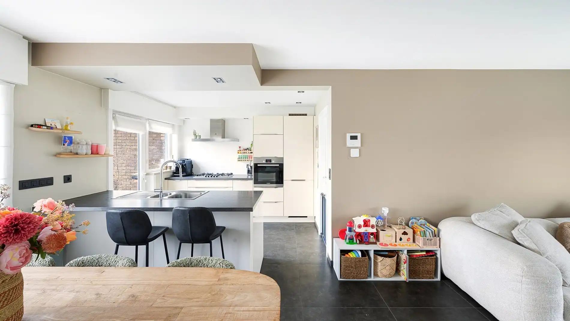 Halfopen woning met dubbele garage en tuin foto {{pictureIndex}}