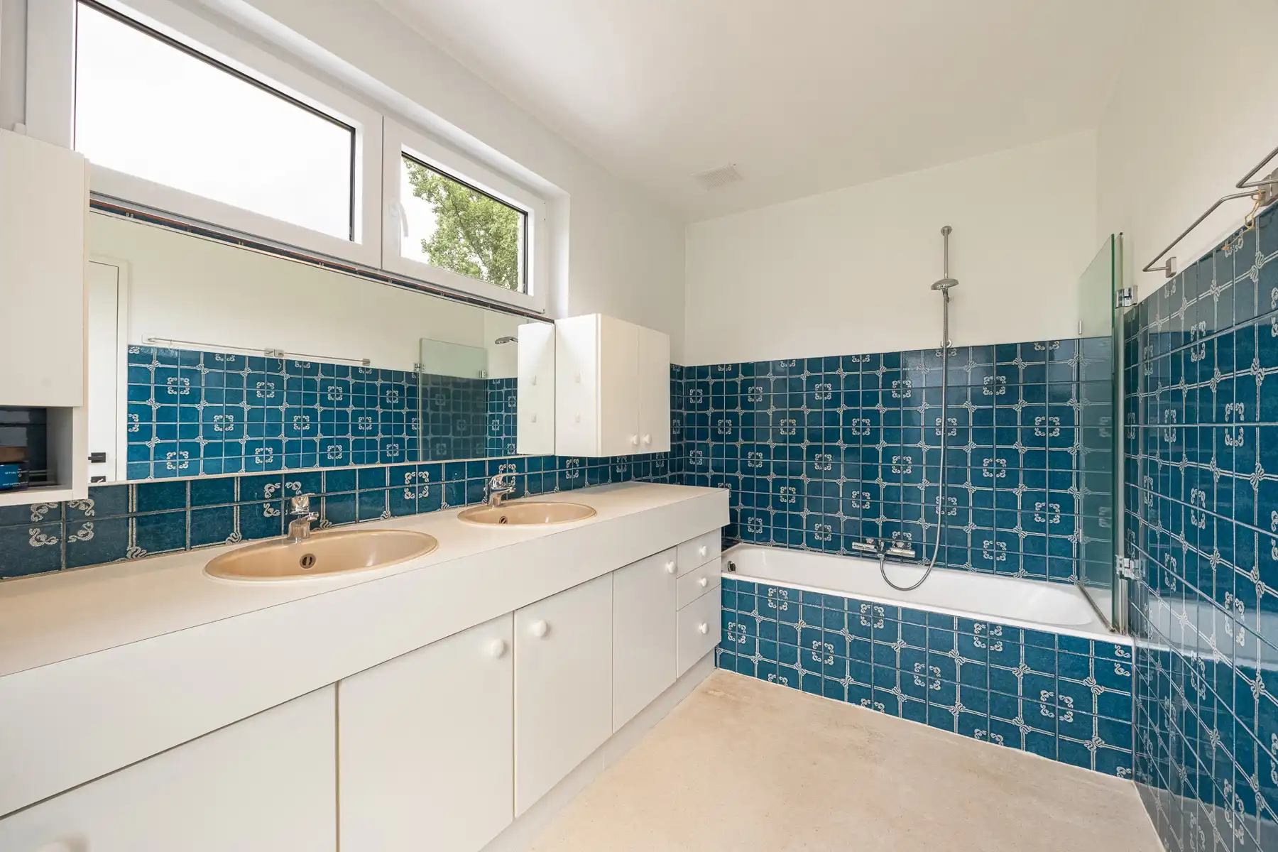 Split-level woning op ca. 1103 m² in een rustige woonwijk foto 18