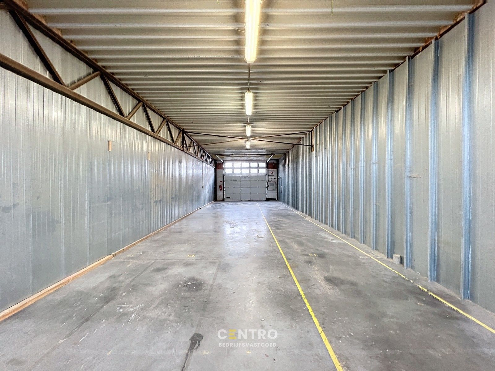 Goed gelegen LOODS (6 x 20m) met sectionaalpoort en geïntegreerde loopdeur. foto 3