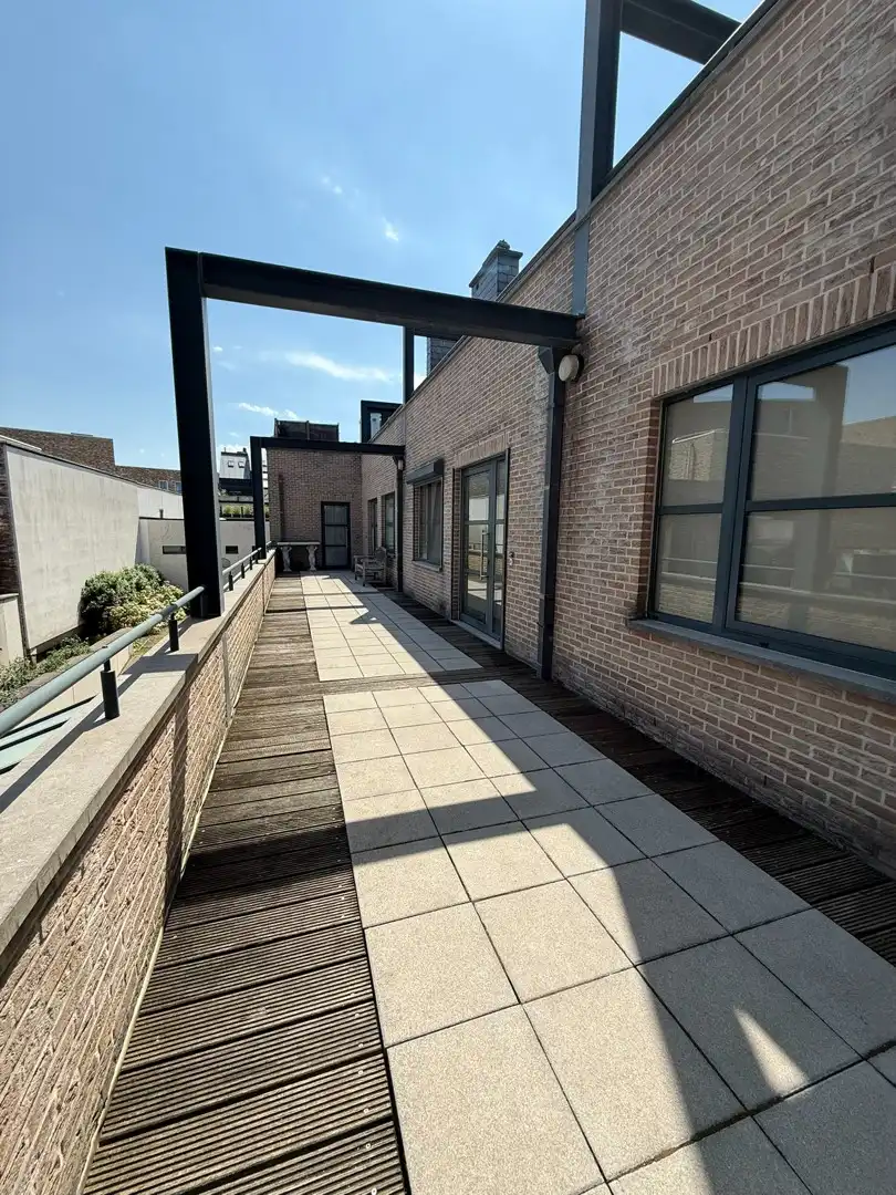 Instapklaar 1-slaapkamerappartement met terras en garagebox in hartje Lommel. foto 14