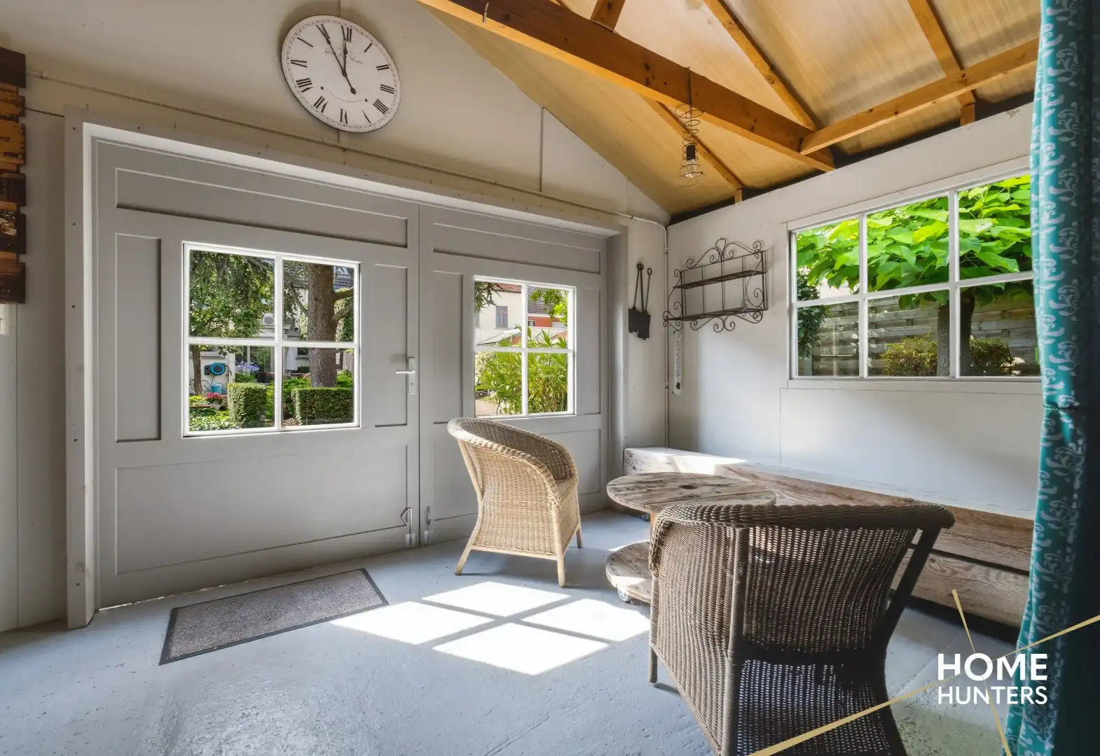 Veelzijdige woning met handelsruimte, 4 slaapkamers, grote garage en zonnige tuin op 497 m² foto 4