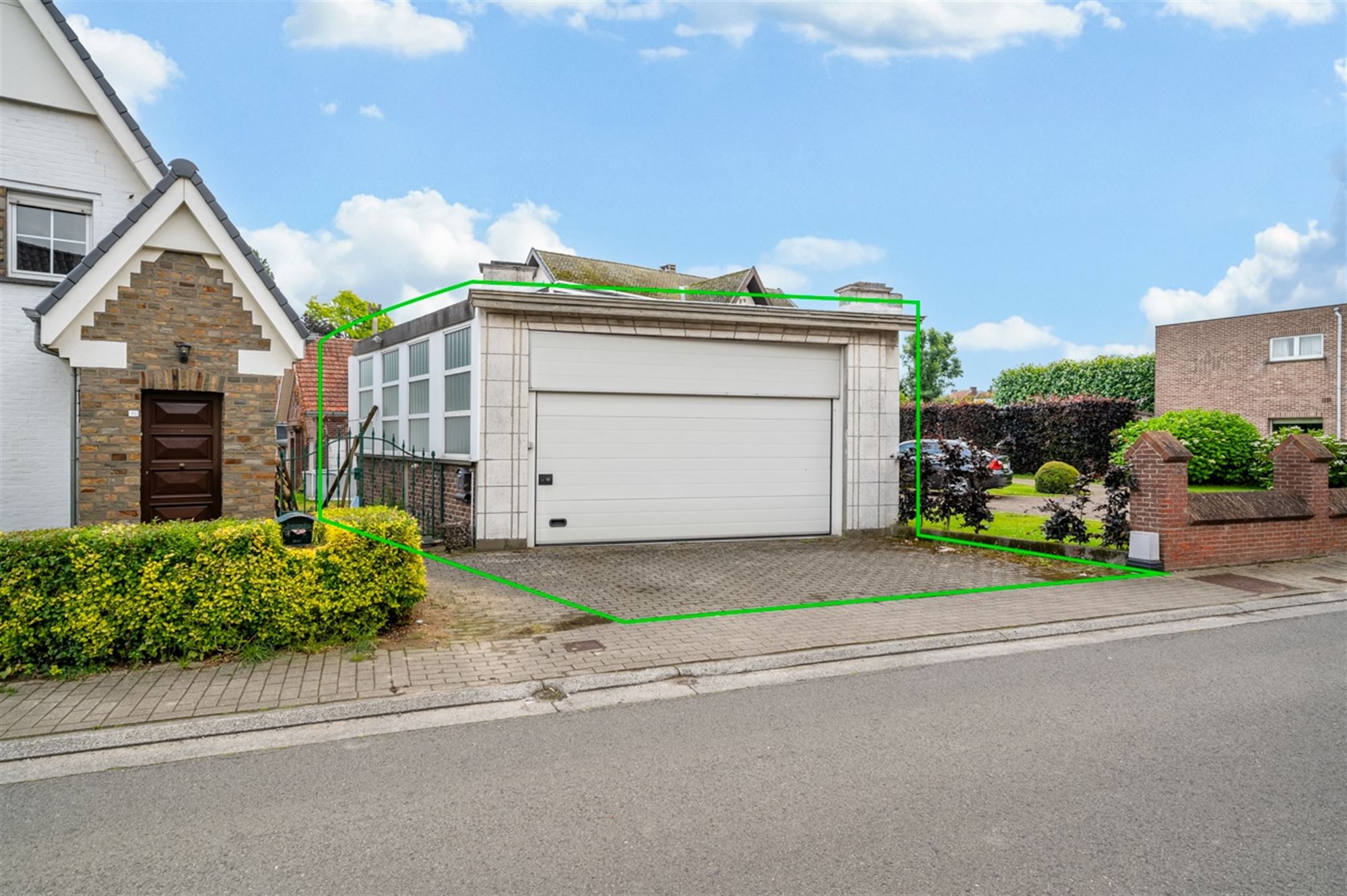 Dubbele garage - 50m² - met autostaanplaats voor de garage foto 1