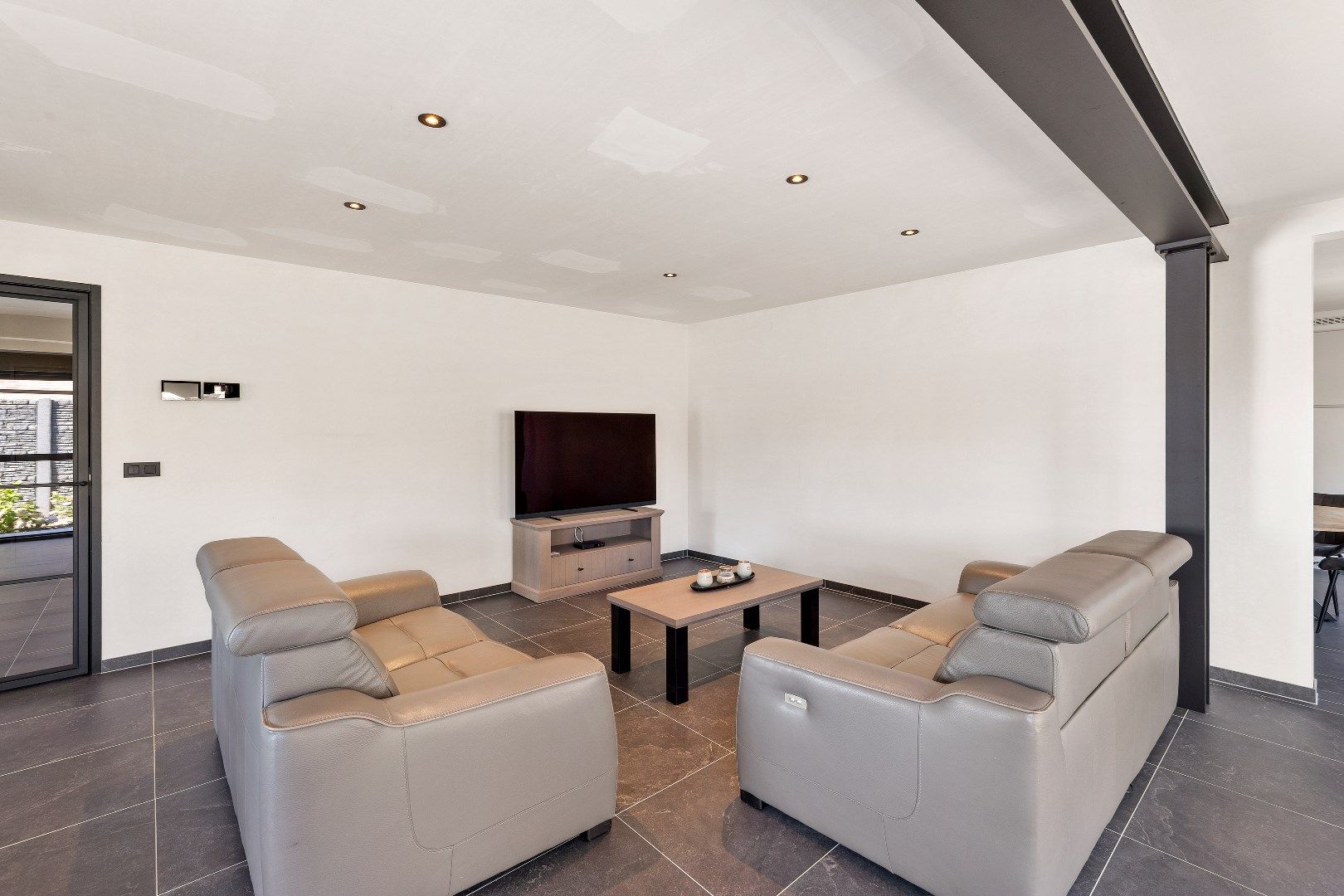 Prachtig gerenoveerde villa met 4 slaapkamers en ruime loods. foto 4