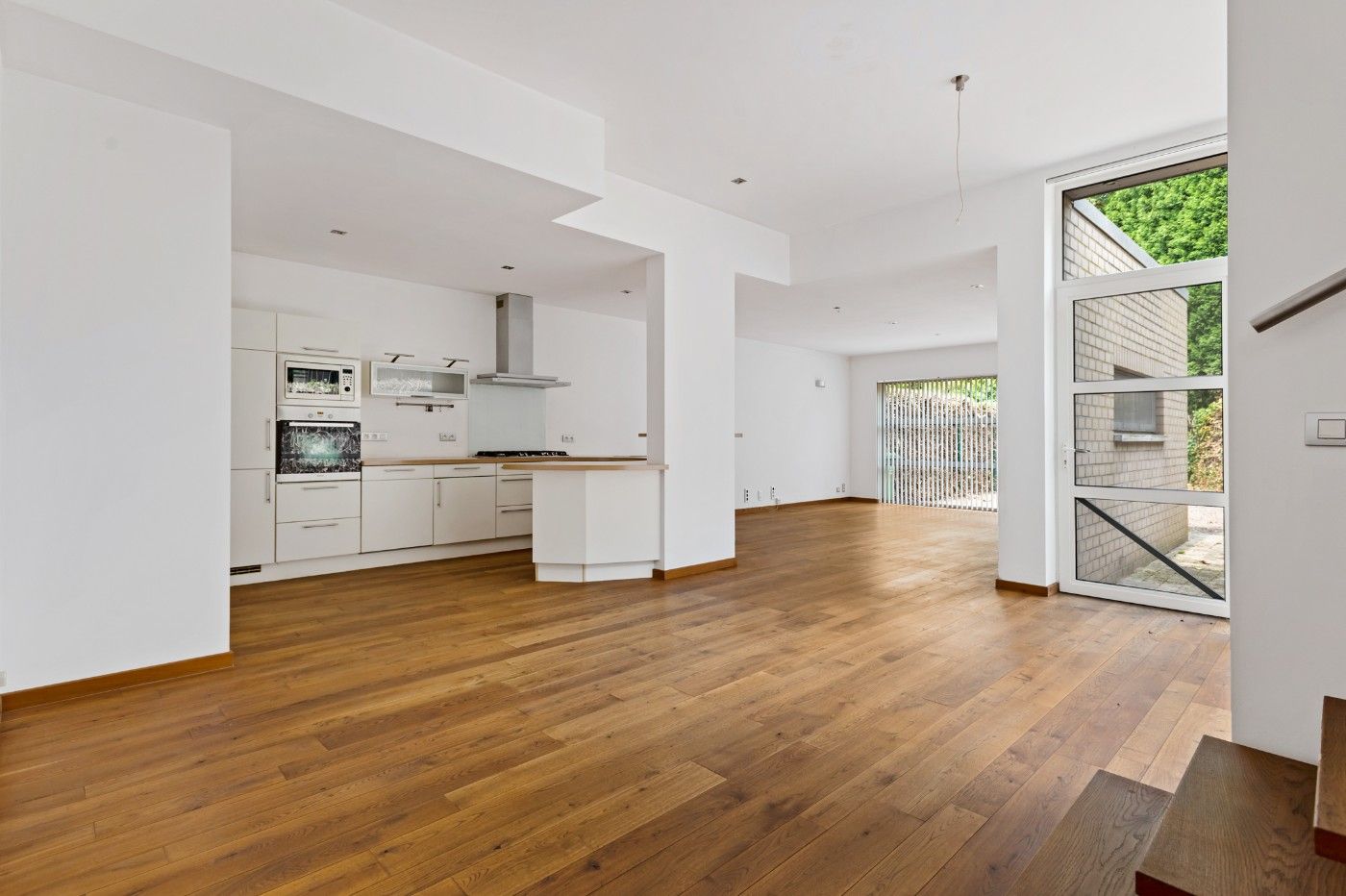 Ruime, instapklare woning met 3 slpk., dubbele garage en tuin foto {{pictureIndex}}