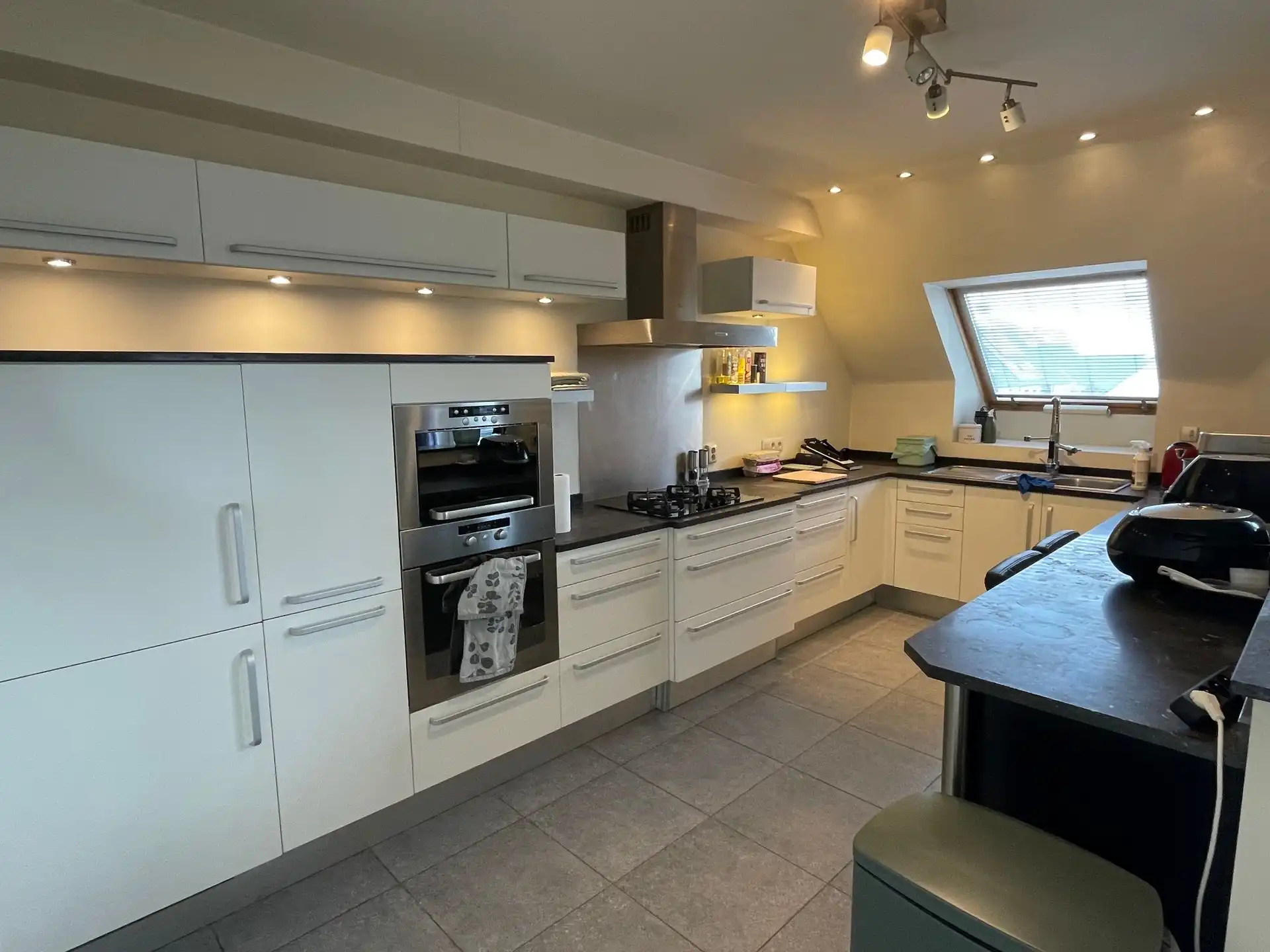 Gunstig gelegen en uitzonderlijk ruim gezellig appartement. foto 8