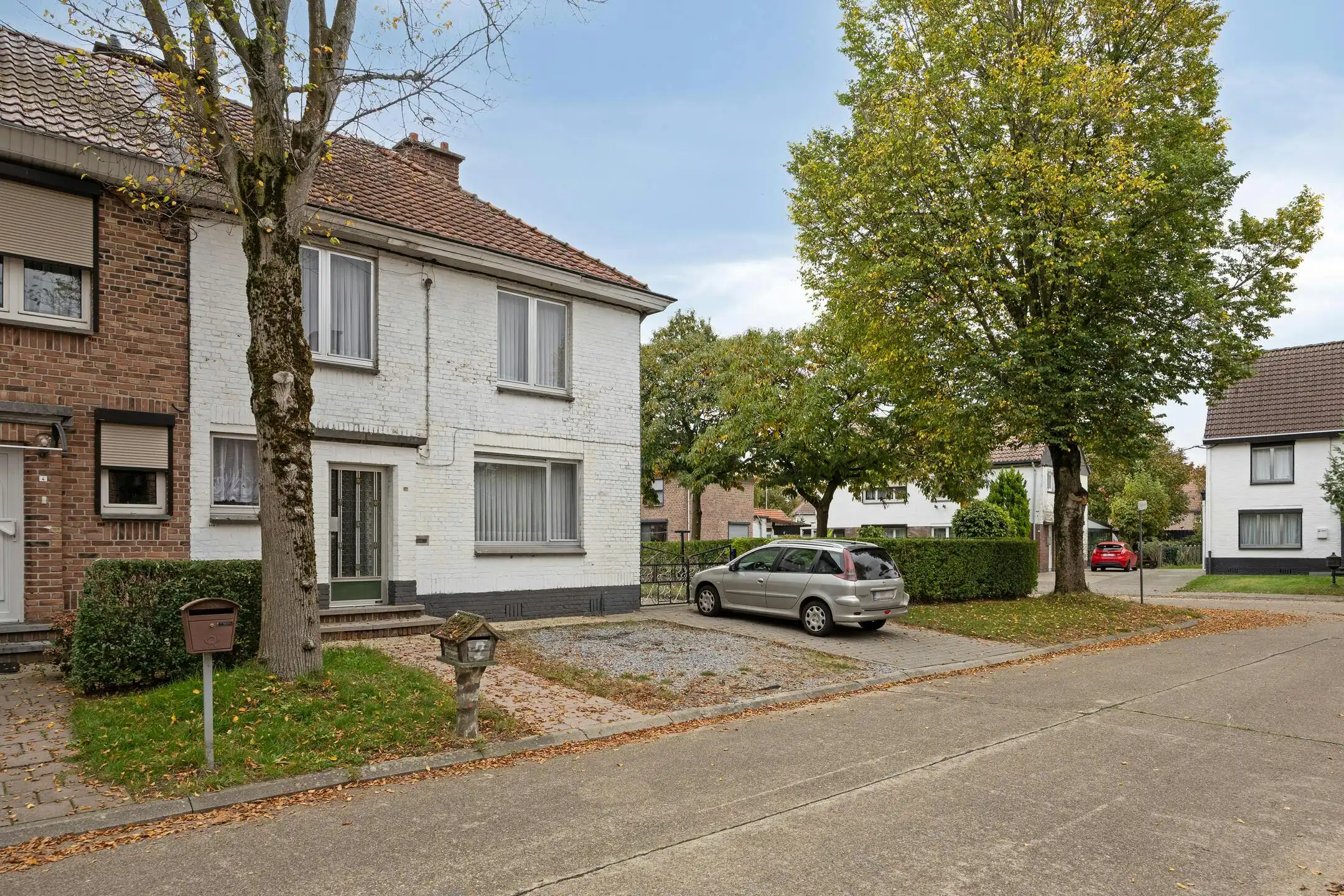 Te renoveren woning met zonnige tuin in Genk foto 21