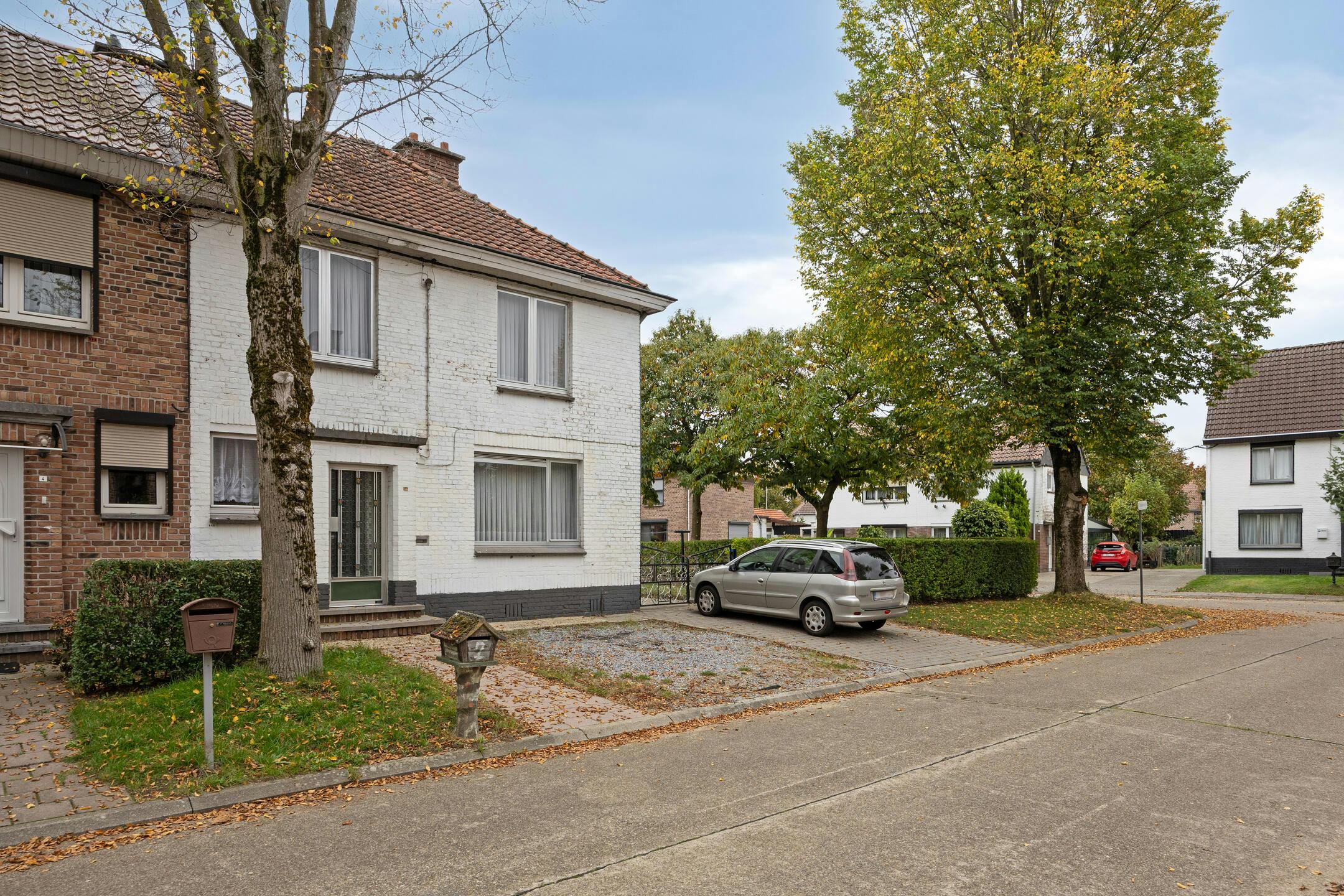 Te renoveren woning met zonnige tuin in Genk foto 21