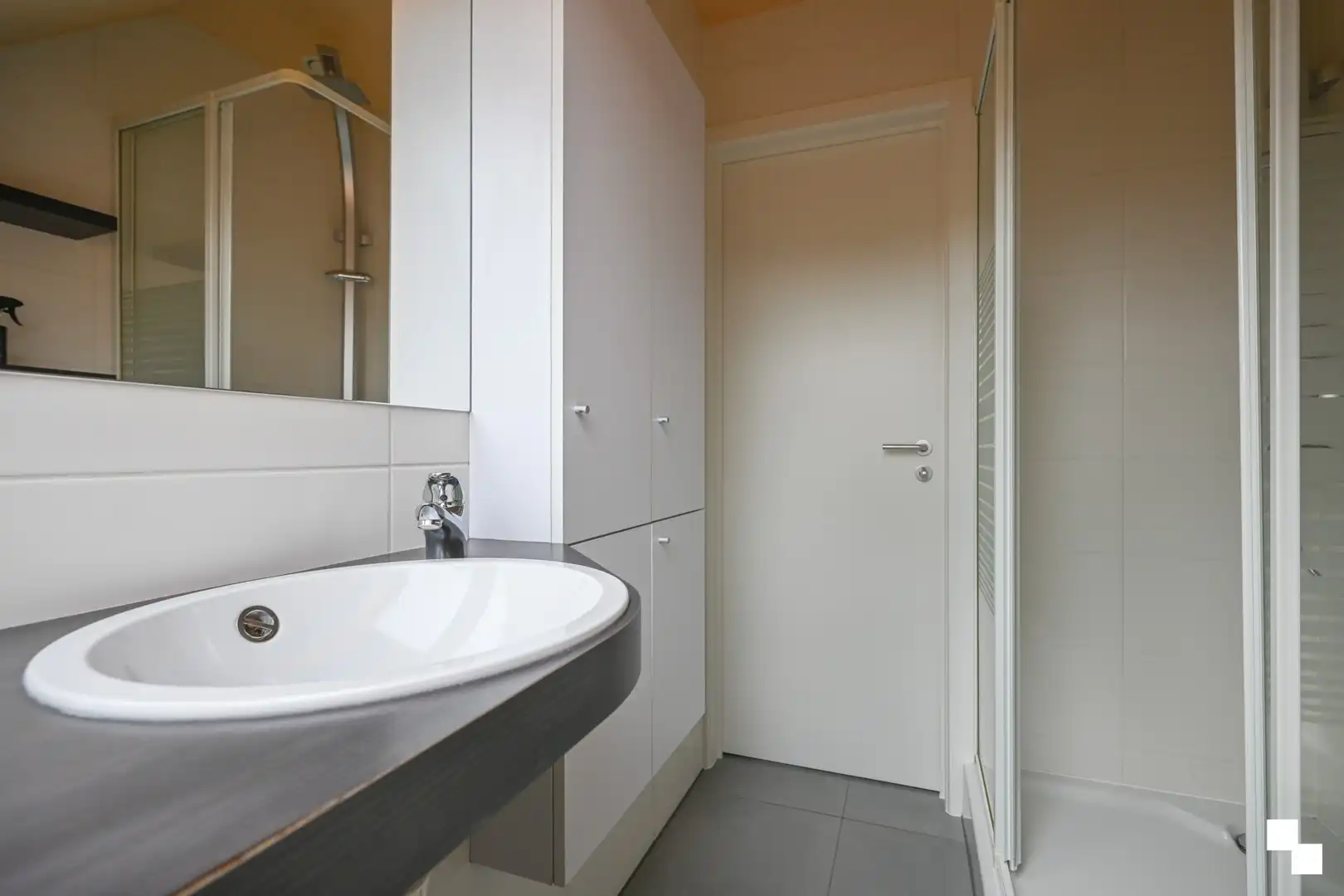Duplex appartement met garage en twee staanplaatsen nabij centrum Izegem foto 31