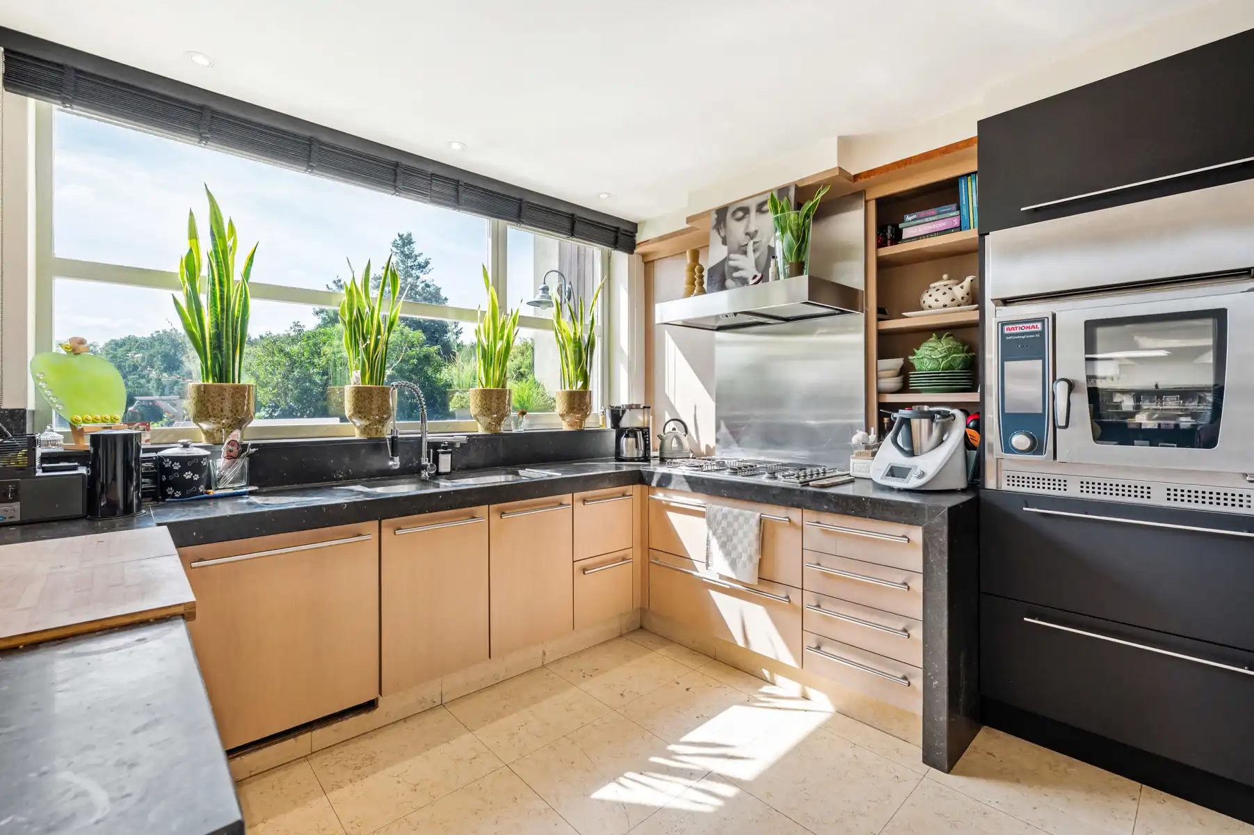 Grote woning met tal van mogelijkheden foto 3