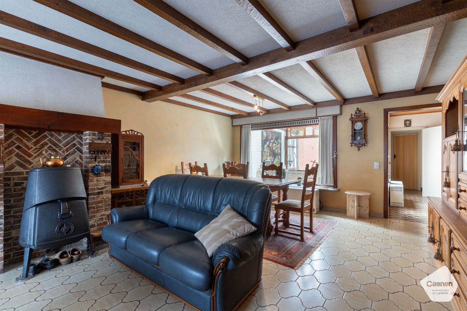 Te renoveren woning met 3 slaapkamers, inpandige garage en mooie uitgestrekte tuin! foto 5