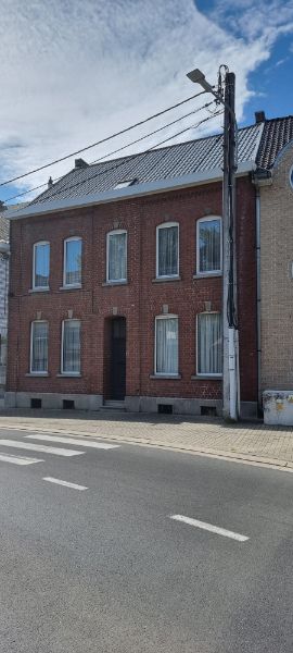 Ruime statige herenwoning met dubbele garage en kleine achtertuin foto 2