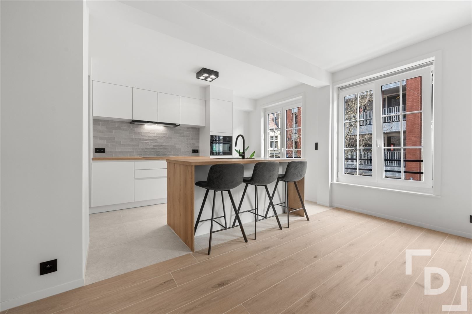 Kwalitatief gerenoveerd appartement in centrum Ieper foto 3