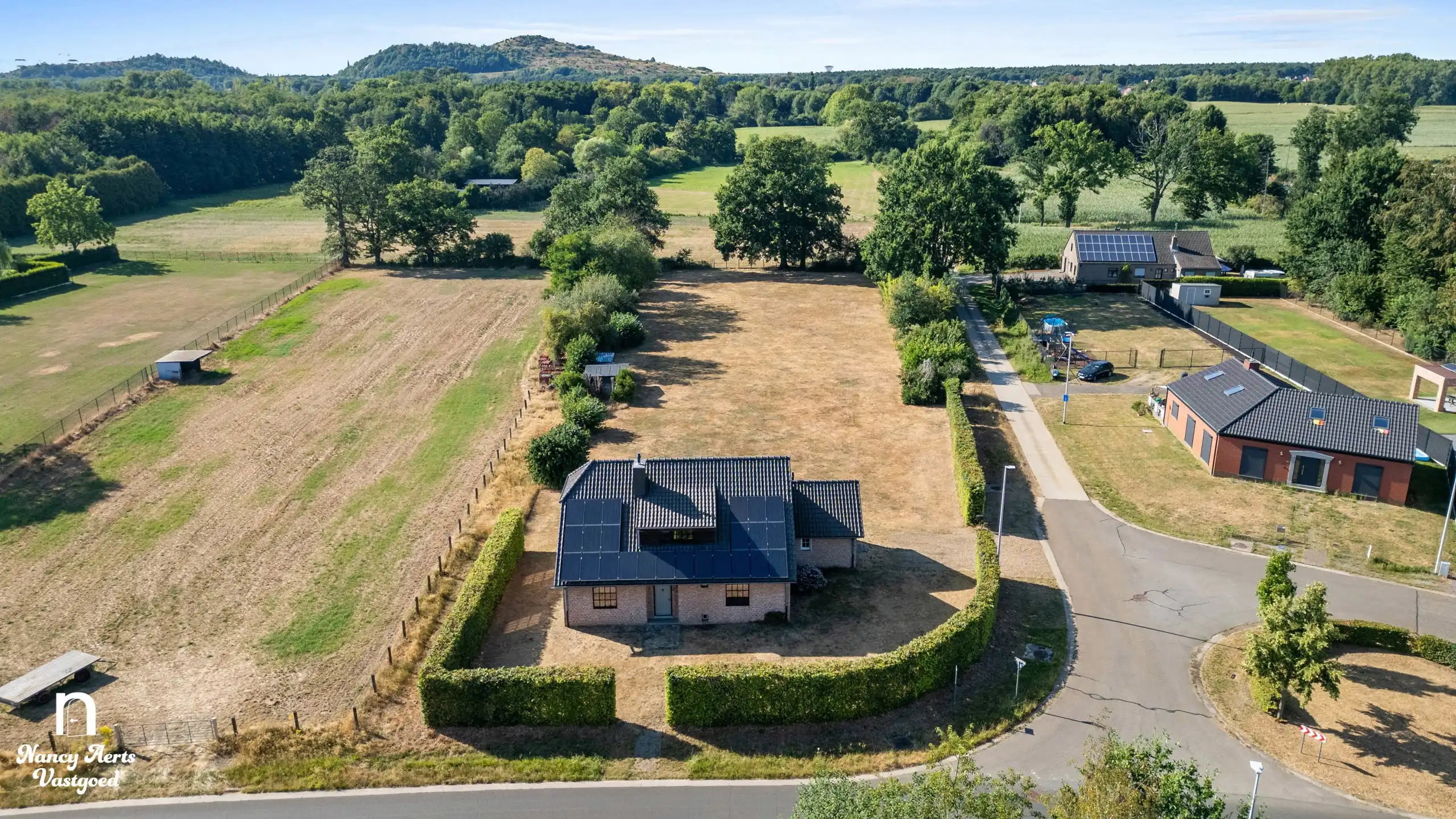 Uniek wonen in het groen op royaal perceel van 4.737 m² foto {{pictureIndex}}