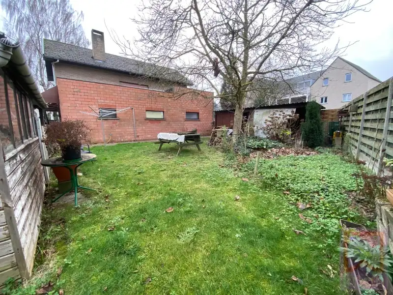 Ruime woning met tuin, 2 grote garages en kelder op grond groot 688m² foto 36