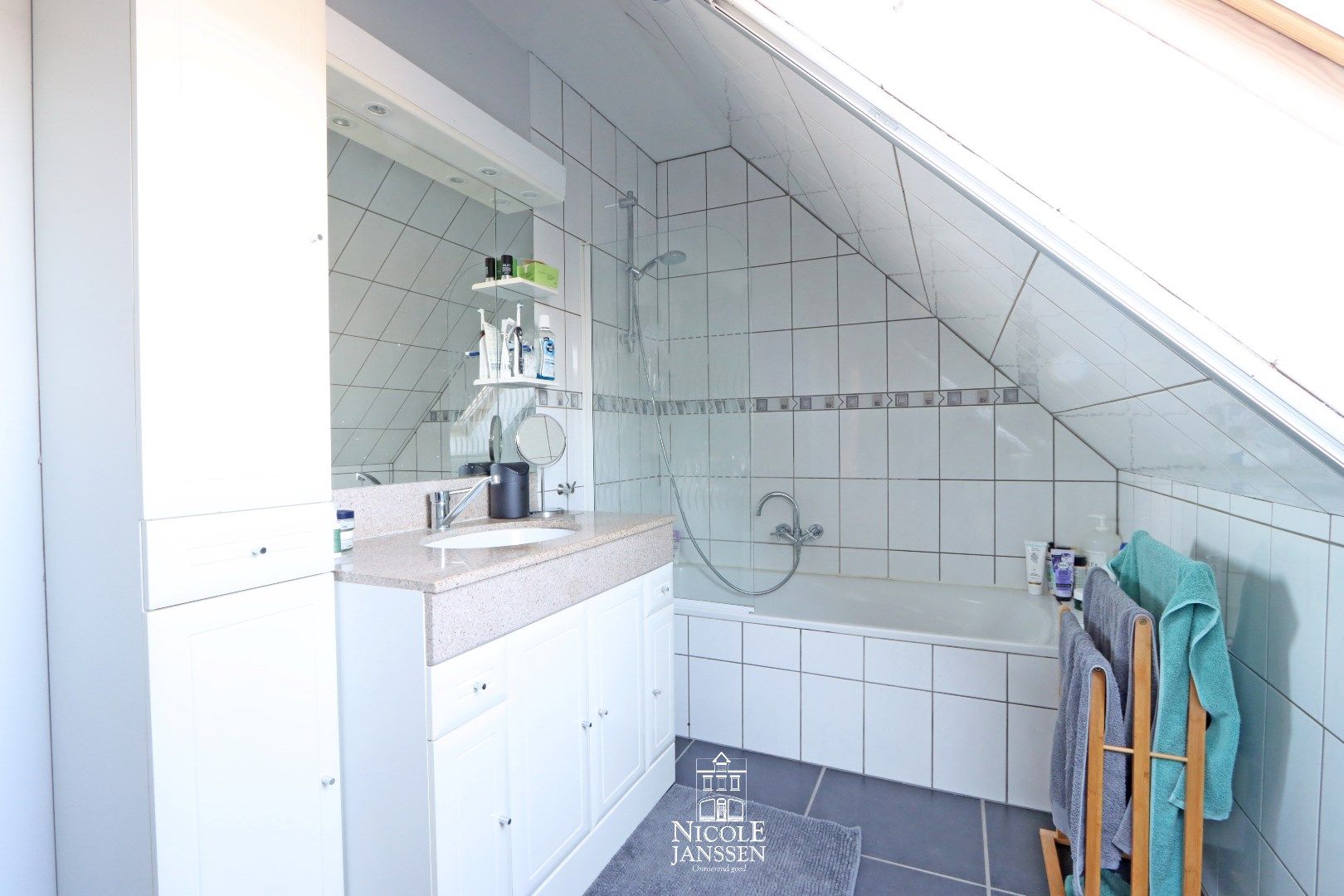 Verzorgd, instapklaar duplex-appartement met twee ruime slaapkamers en garagebox foto 18