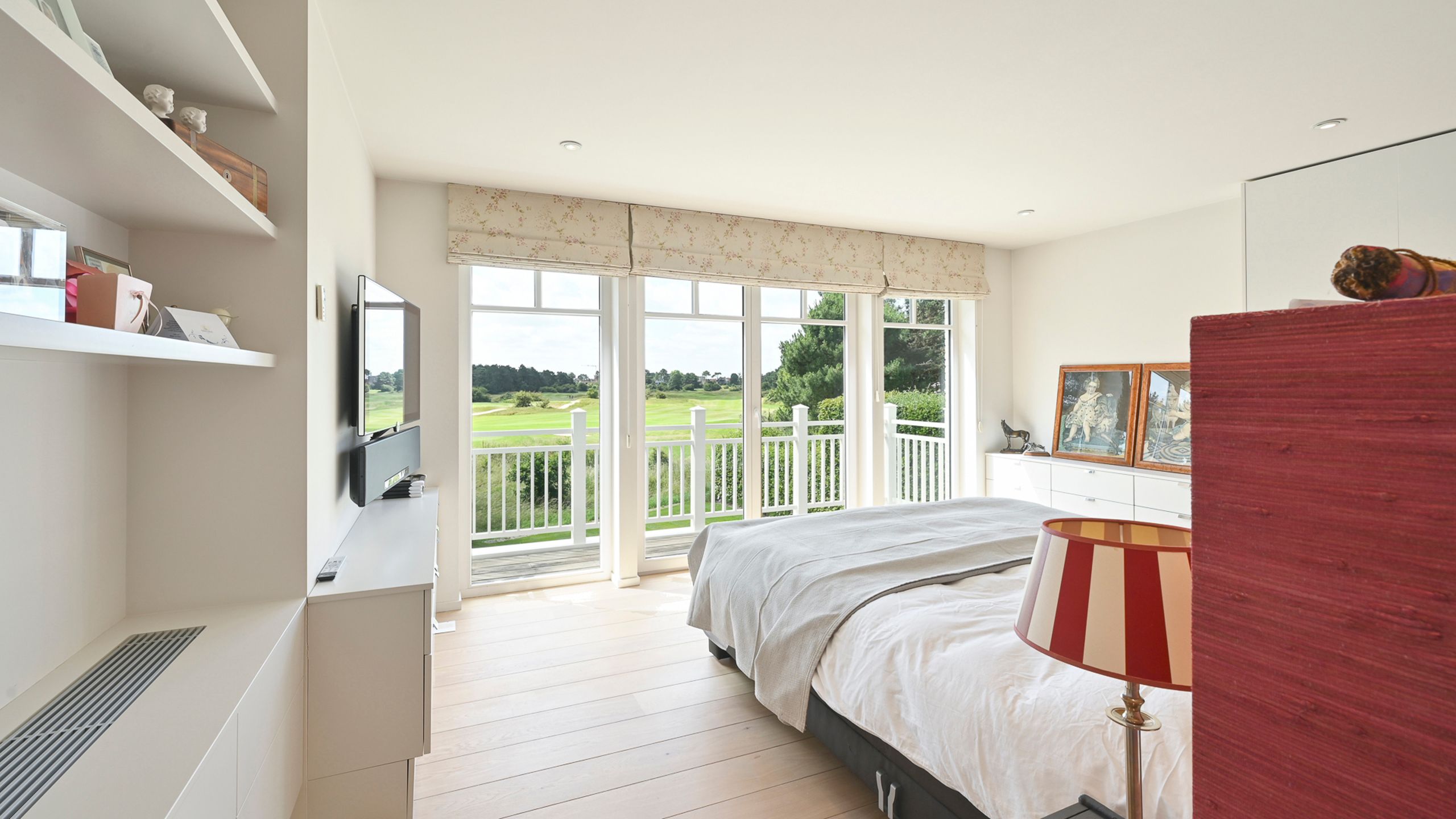 VILLA met panoramisch zicht en unieke ligging aan de golf... foto 17