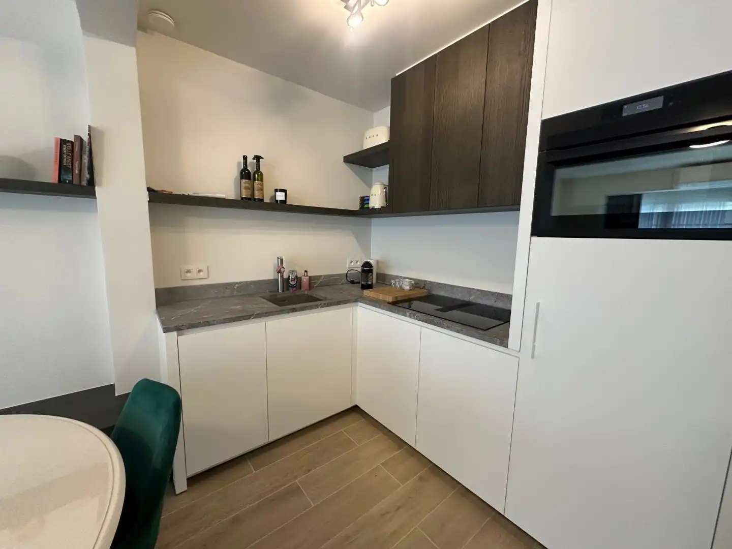 Te huur op jaarbasis gemeubeld appartement met 2 slaapkamers foto 3